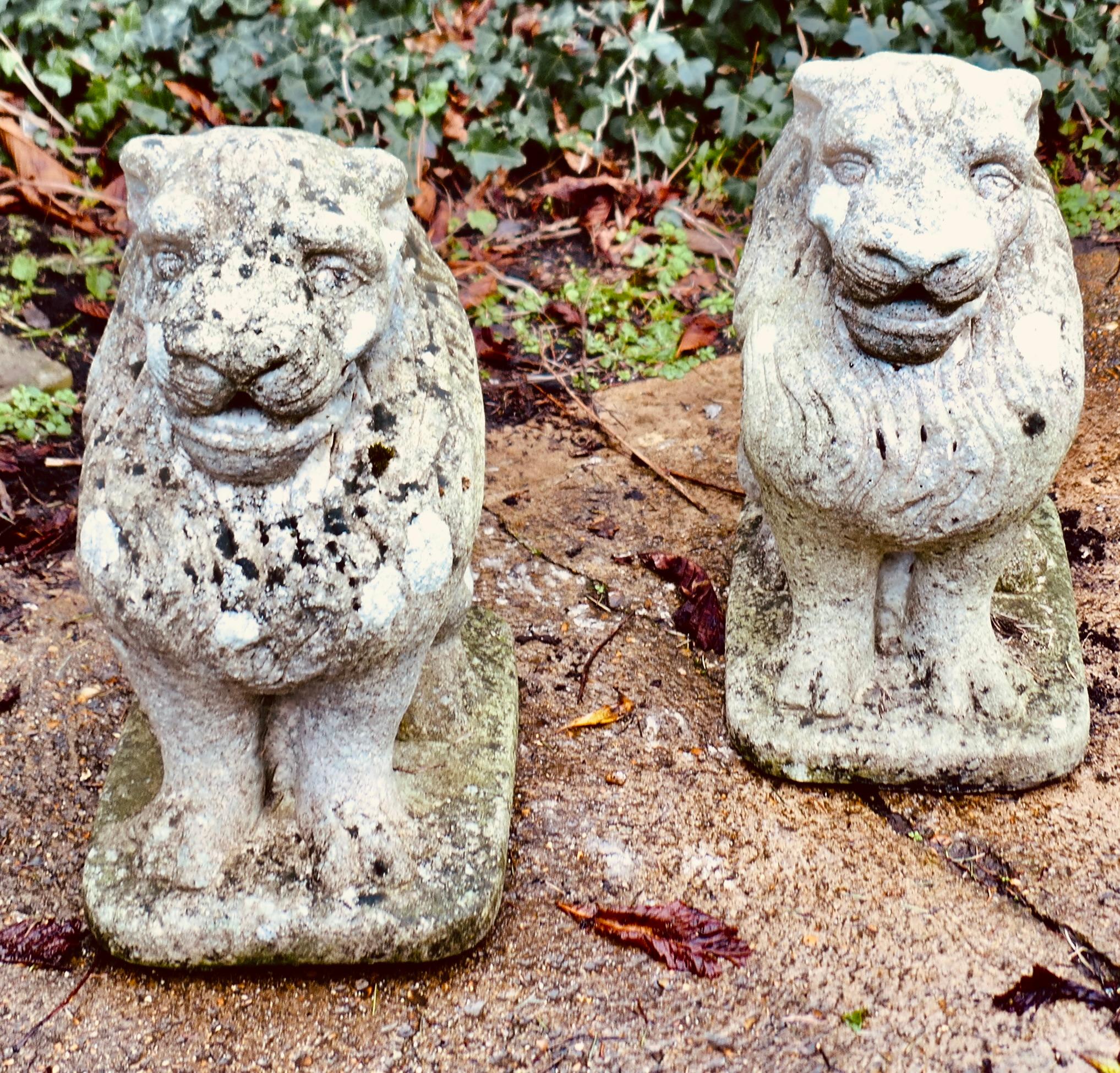 Arte popolare Coppia di leoni guardiani in pietra Si tratta di due statue di leoni, sottoposte alle intemperie. in vendita