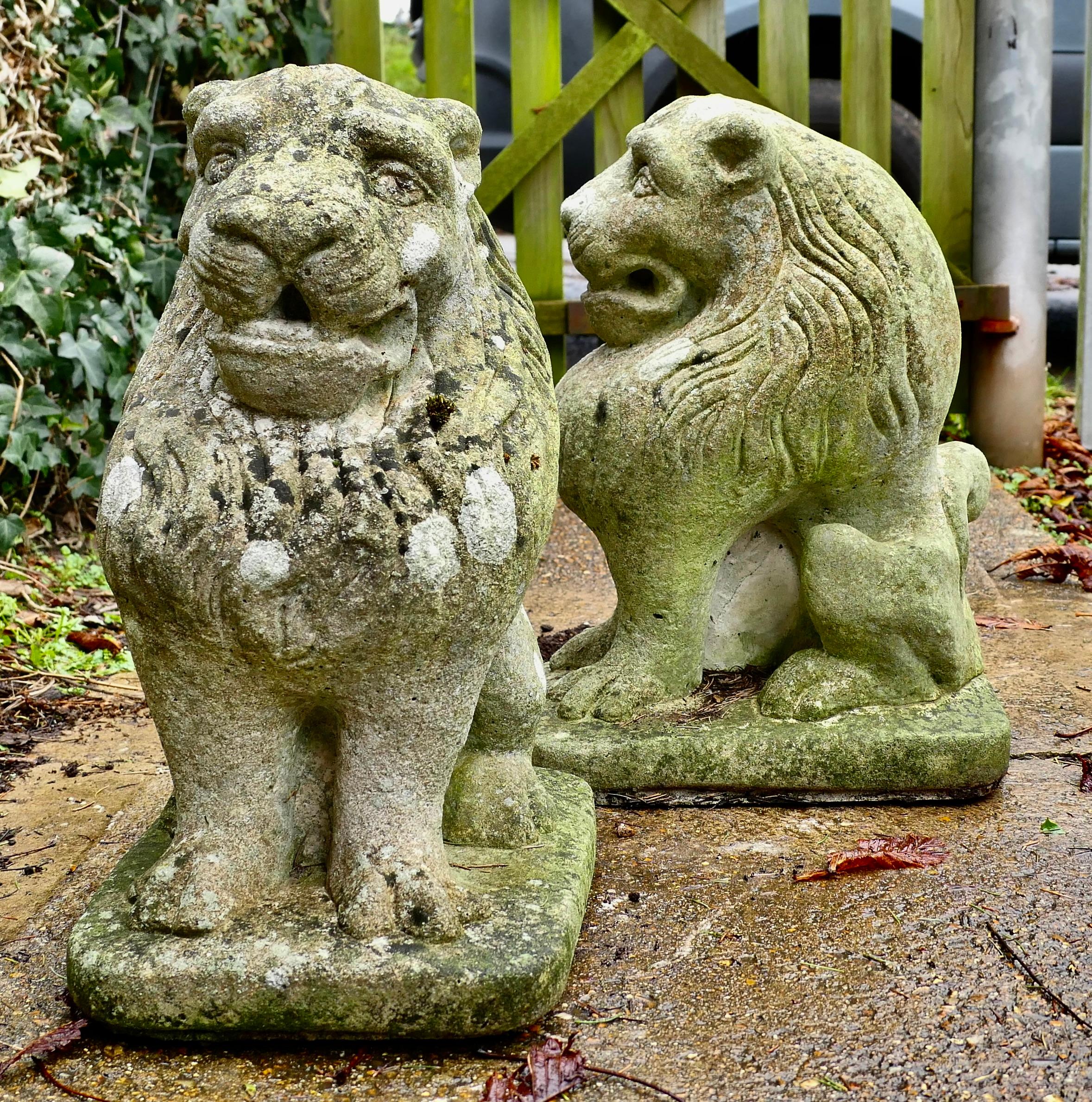 Pietra artificiale Coppia di leoni guardiani in pietra Si tratta di due statue di leoni, sottoposte alle intemperie. in vendita