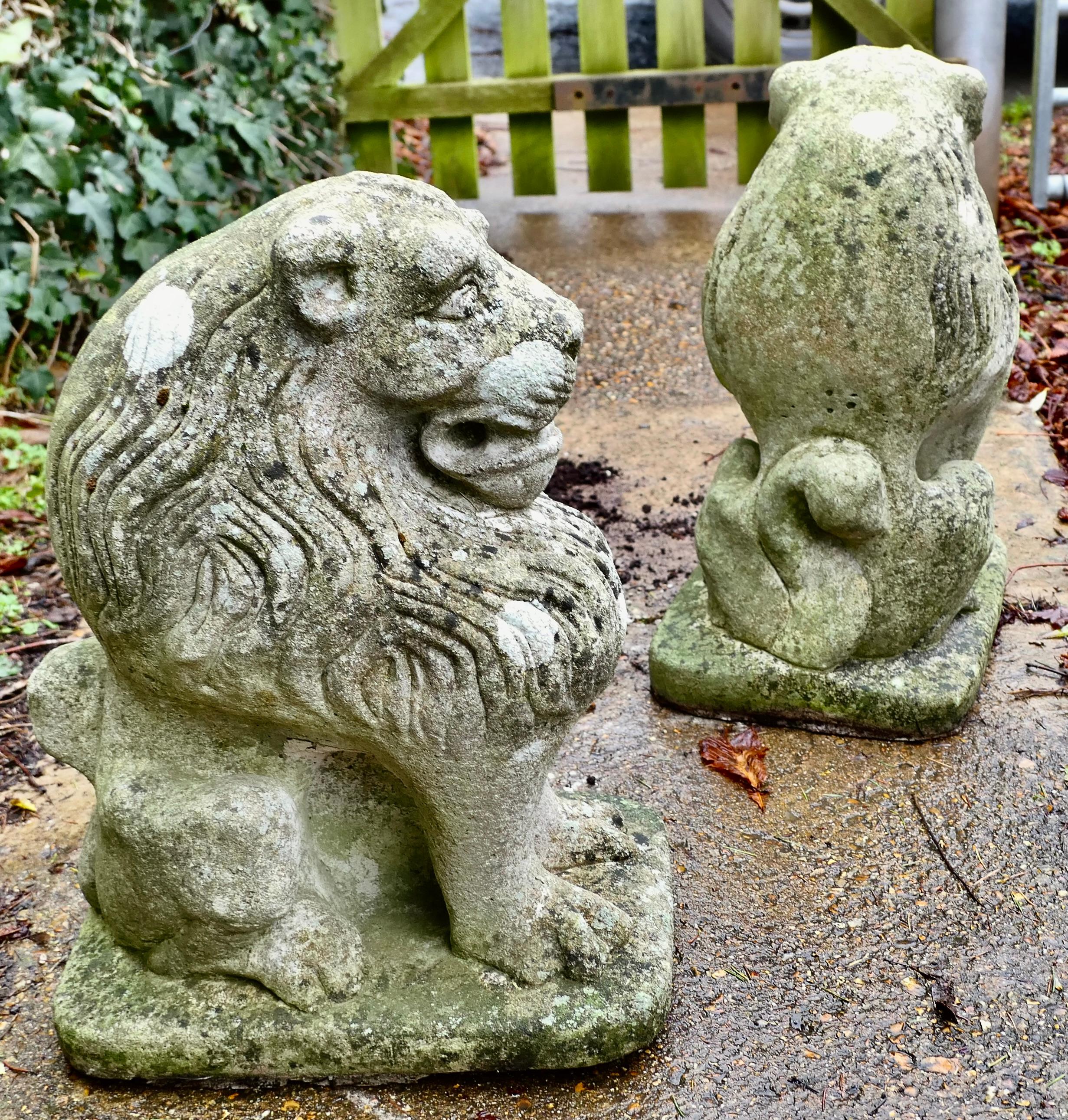 Coppia di leoni guardiani in pietra Si tratta di due statue di leoni, sottoposte alle intemperie. in vendita 1