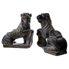 Pareja de leones de piedra, fechados en 1701