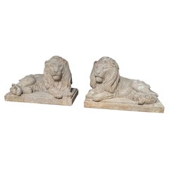 Pareja de esculturas de piedra. "Leones mentirosos".