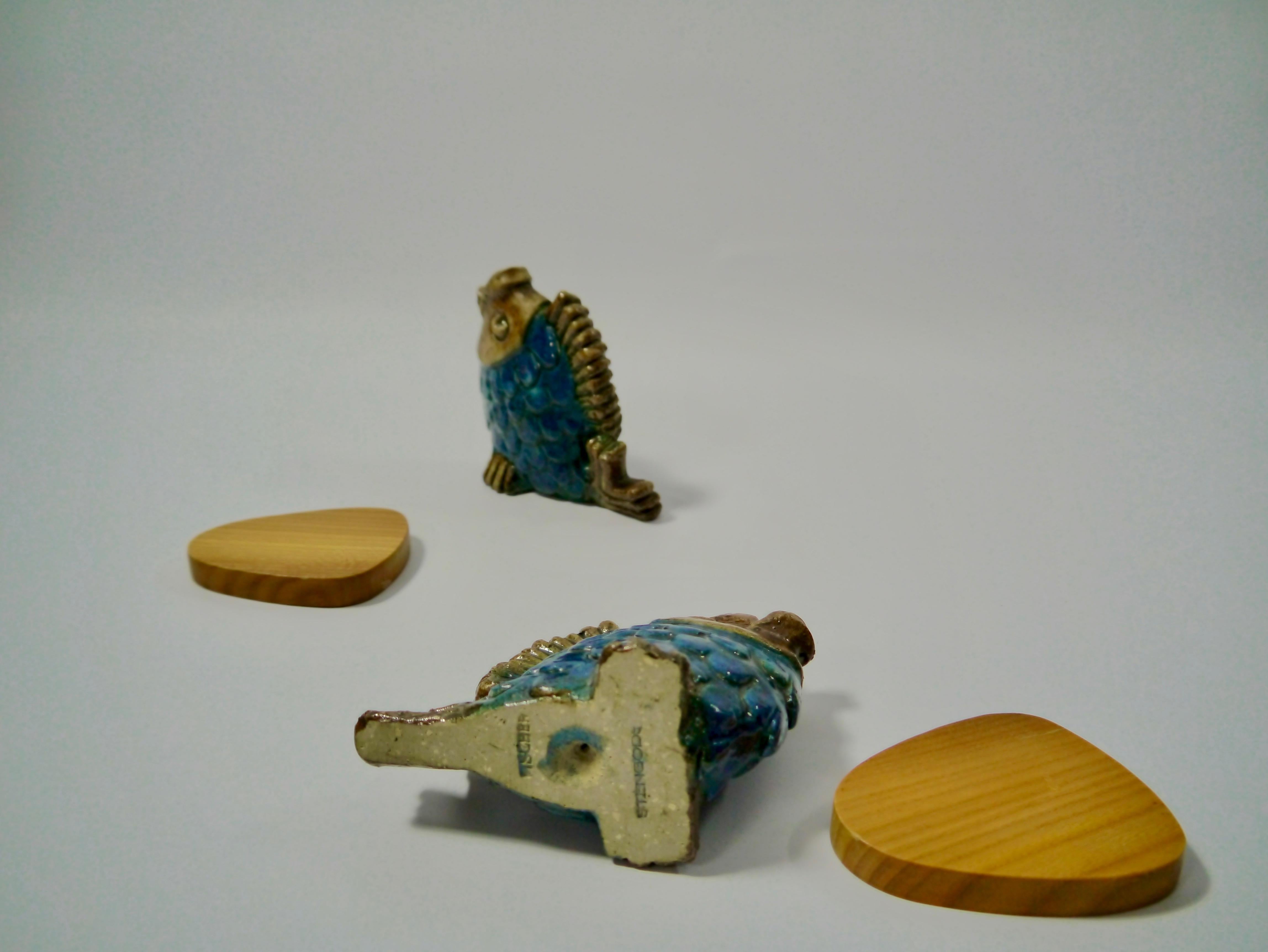 Coppia di figure di pesci in gres di Willi Fischer, Svezia, anni '70 In condizioni buone in vendita a Barcelona, ES