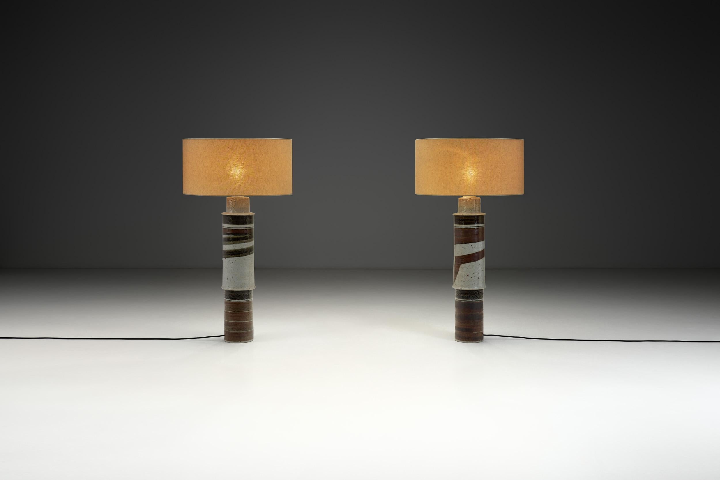 Paar Stehlampen aus Steinzeug von Inger Persson für Rörstrand, Schweden 1960er Jahre (Mitte des 20. Jahrhunderts) im Angebot