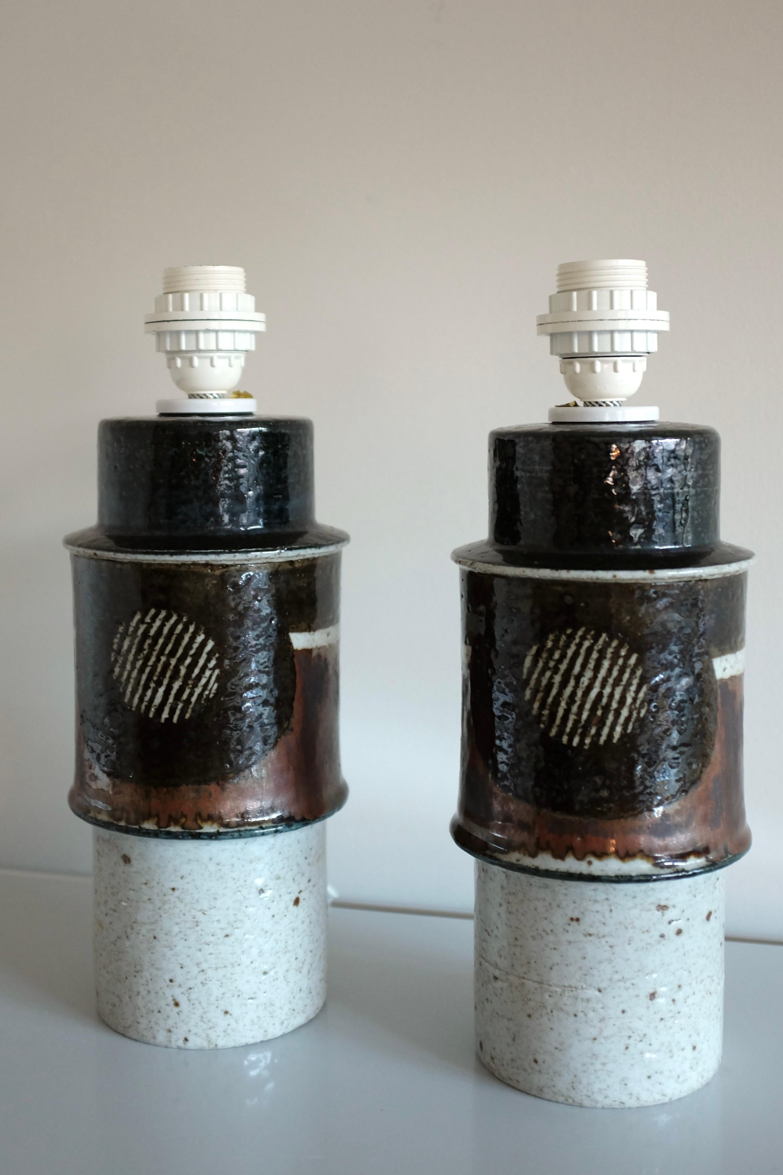 Grande coppia di lampade da tavolo in gres modello 8441 di Inger Persson Ateljé per Rörstrand. Realizzati negli anni '60, fanno parte di una collezione di oggetti decorativi e lampade che Inger Persson disegnò per Rörstrand con influenze rustiche e