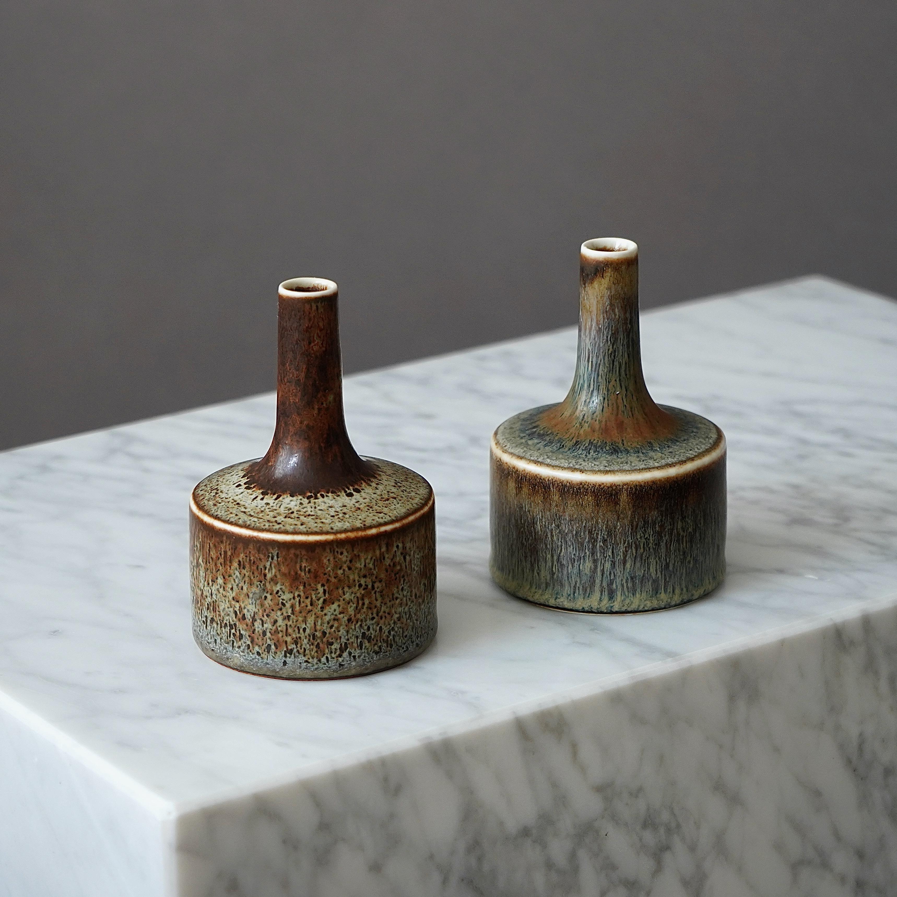 Set oder 2 schöne Vasen aus Steingut mit erstaunlicher Glasur.
Entworfen von Carl-Harry Stålhane in Rörstrand, Schweden, 1950er Jahre.

Ausgezeichneter Zustand. Signiert 