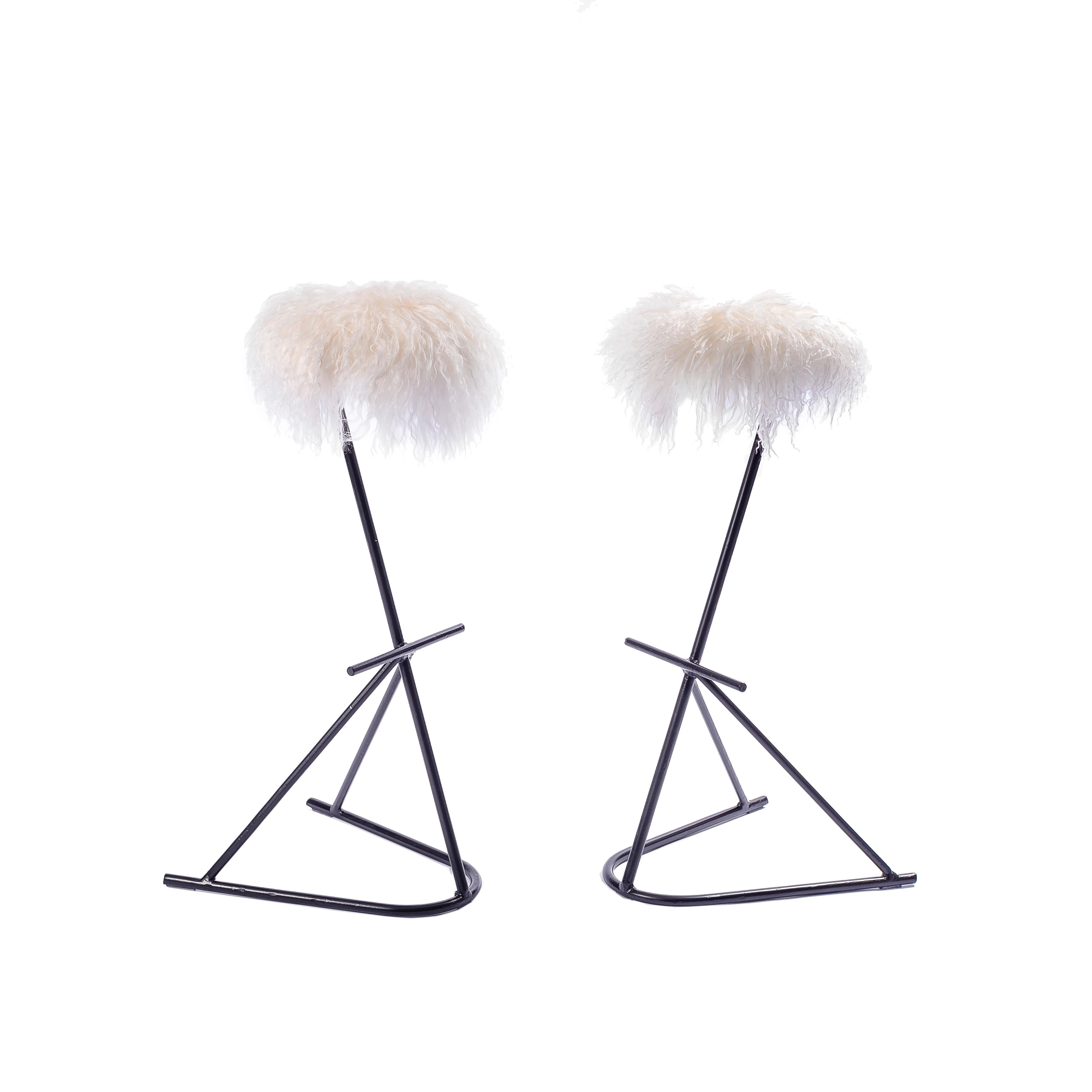 Fusion frappante de géométrie et de douceur, cette paire de tabourets fantaisistes des années 1960 incarne l'esprit expérimental du design brésilien du milieu du siècle. La base métallique angulaire - dynamique et presque calligraphique dans sa