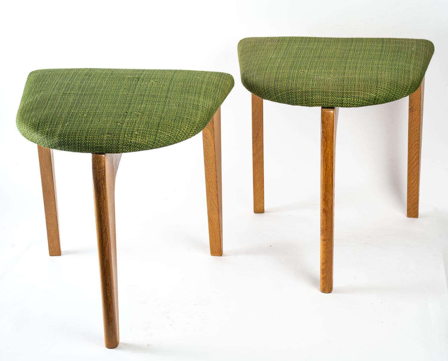 Pair of stools by Guillerme and Chambon, design from the 60's, period tapestry.
Measures: H 47 cm, W 46 cm, D 46 cm.