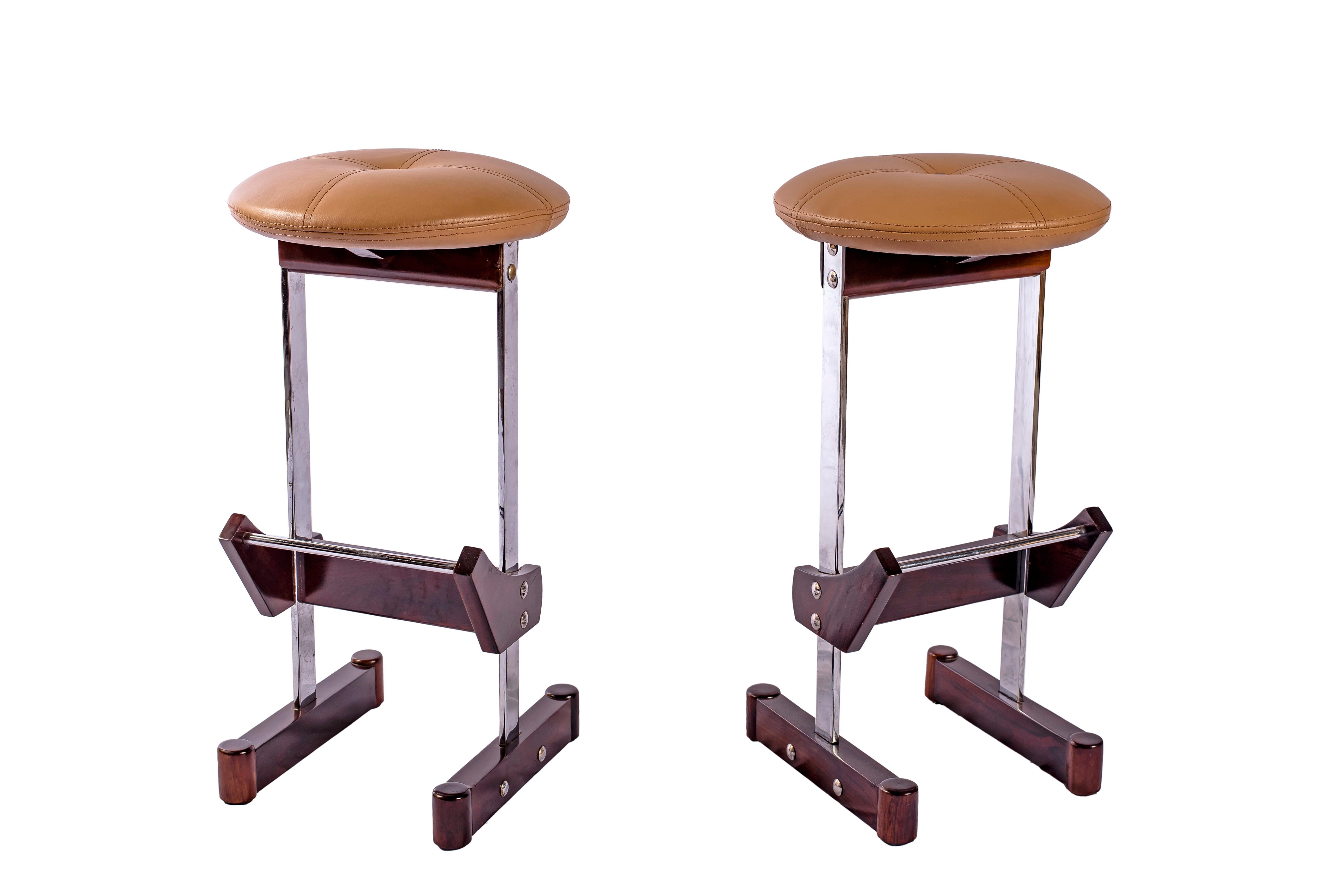 Ces tabourets sculpturaux de Novo Rumo illustrent l'hybridation inventive des matériaux qui a caractérisé le design moderne brésilien des années 1960. La composition juxtapose des supports en métal poli avec des éléments en jacaranda, créant un