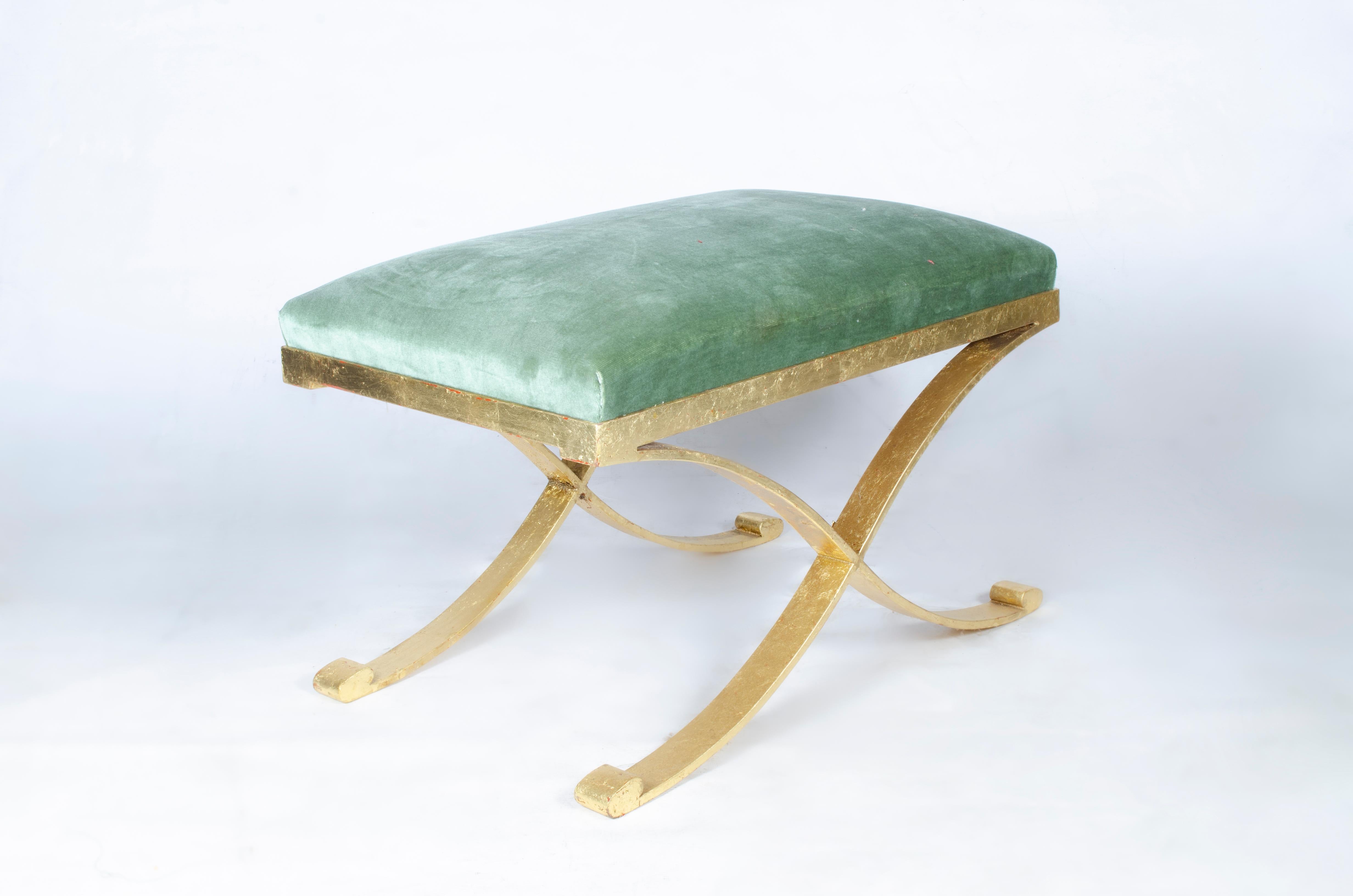Paire de tabourets en fer, dorés à la feuille d'or et recouverts de velours vert. Conception par Raymond Subes.

France, CIRCA 1940.