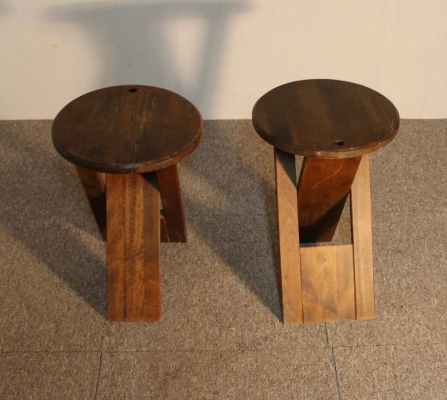 Pair of stools, wood, foldable, in stained beech wood.
70s design. Modernist. Occasional stools for a living room.
I take care of the packaging of the two stools.  Transportation is free.  Europe and United States.