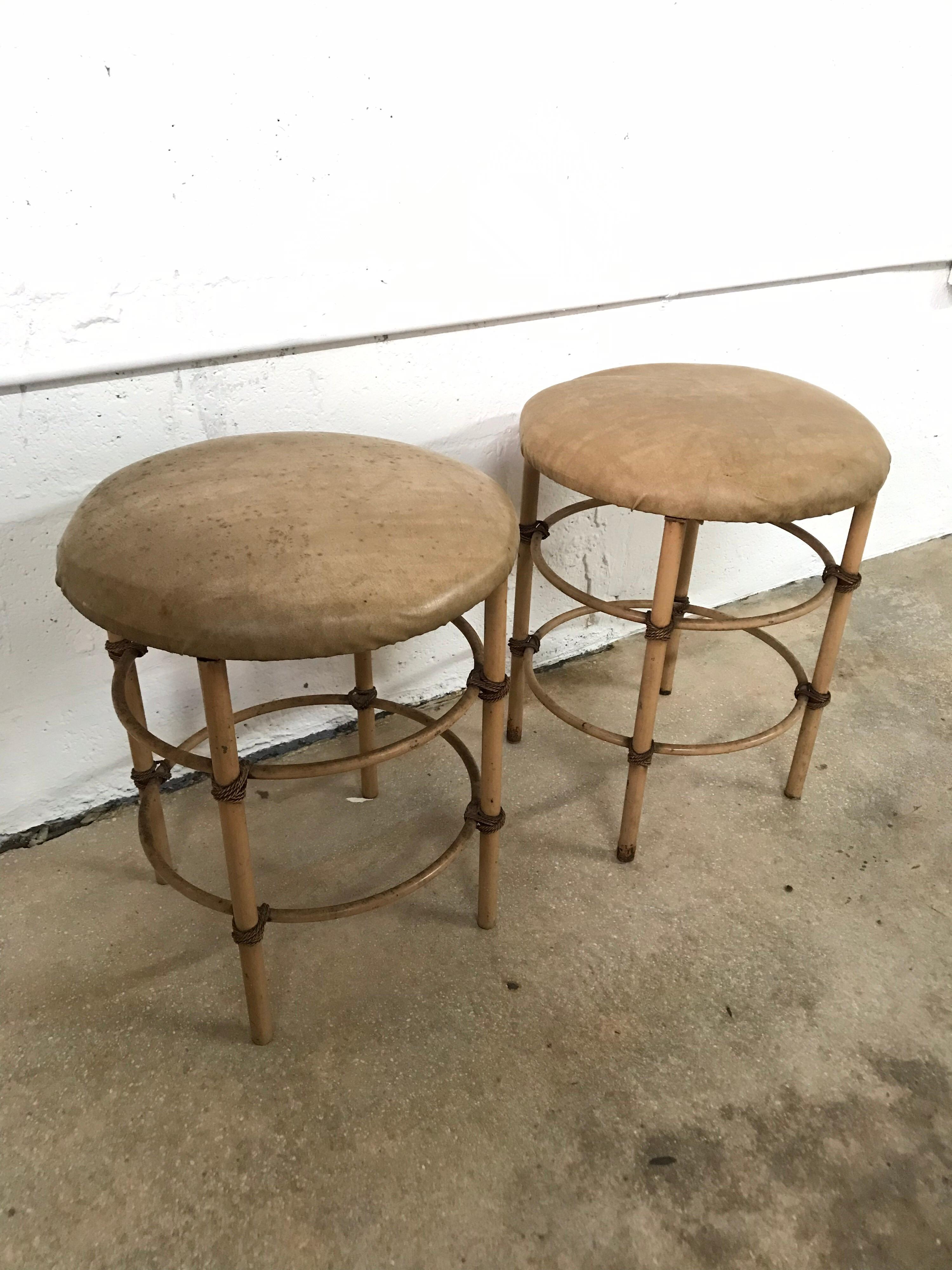 Pareja de taburetes u otomanas Hollywood Regency de mediados de siglo, EE.UU., circa 1960 Moderno de mediados de siglo en venta