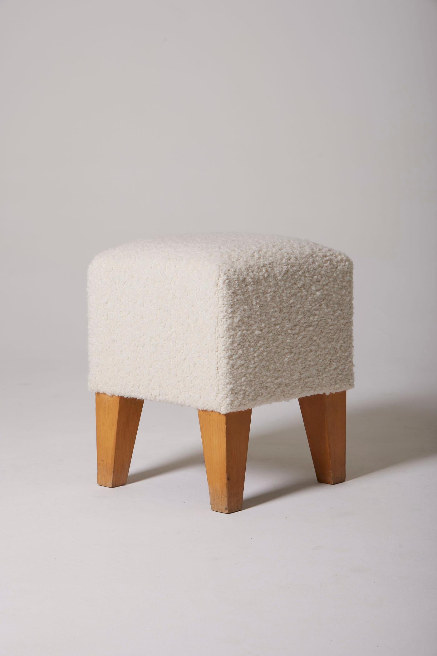 A pair of bouclé fabric stools with pine legs, from the 1960s. Two different heights. In perfect condition.
DV335