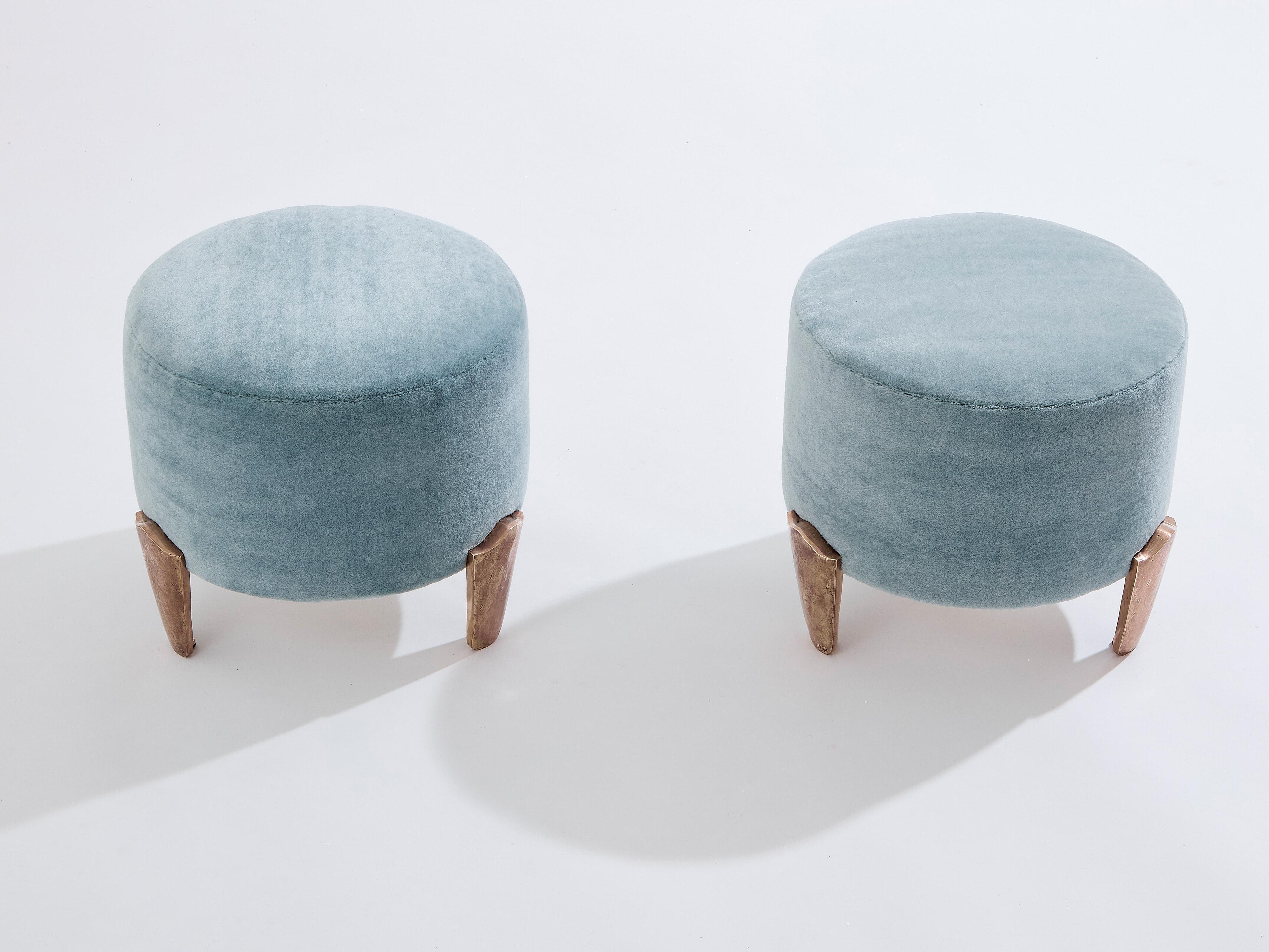 Dies ist ein schönes Paar Hocker von Elizabeth Garouste & Mattia Bonetti, Modell Koala, mit massiven Bronzefüßen, vollständig restauriert und neu gepolstert. Garouste & Bonetti begannen ihre Collaboration und erlangten 1979 durch die Gestaltung der
