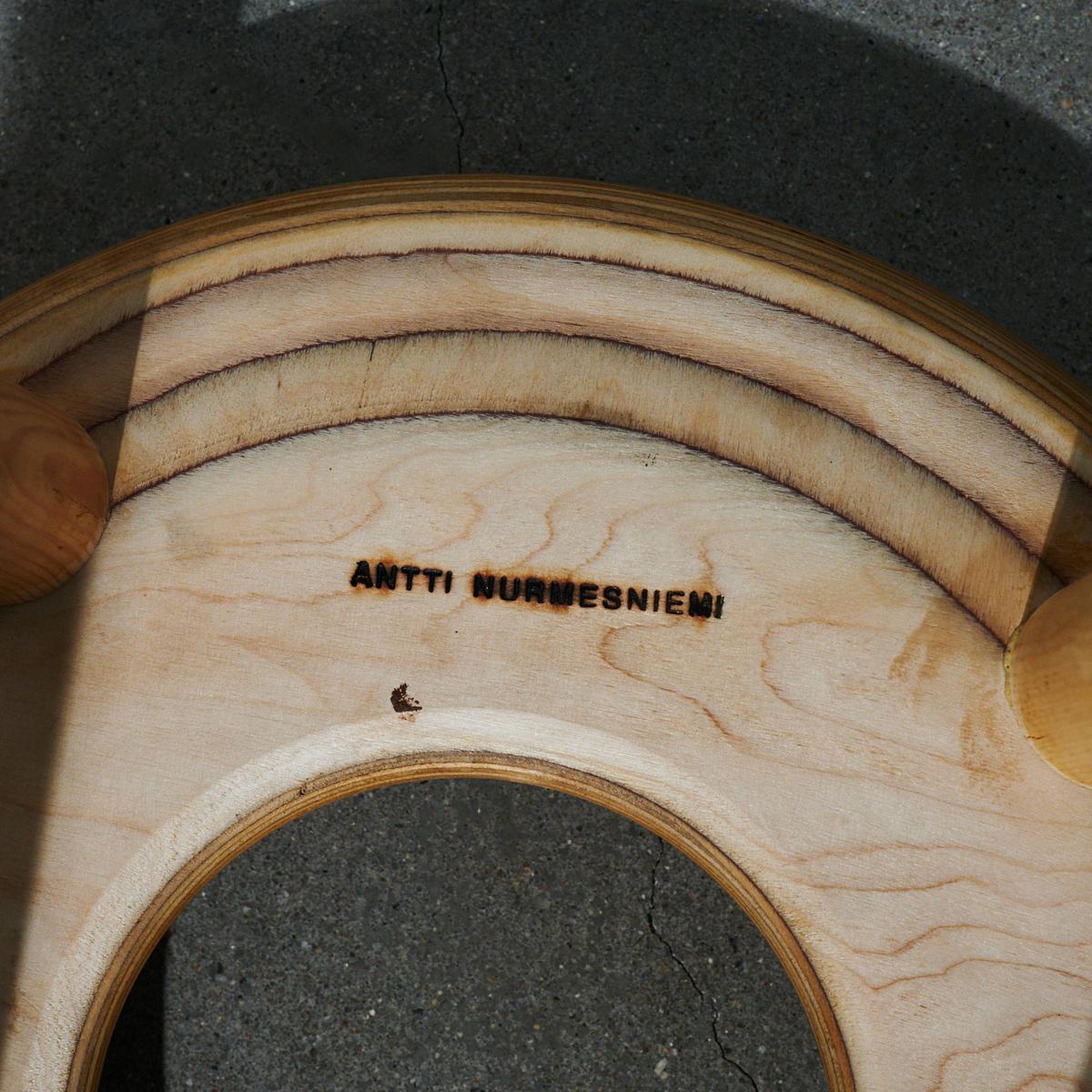Pareja de taburetes de abedul de Antti Nurmesniemi.

Asiento en herradura apoyado en cuatro pies cilíndricos.
Firmado con la plancha en el respaldo del asiento.

Más información: 
Material: Abedul
Artista: Antti Nurmesniemi
Tamaño: 45 cm H