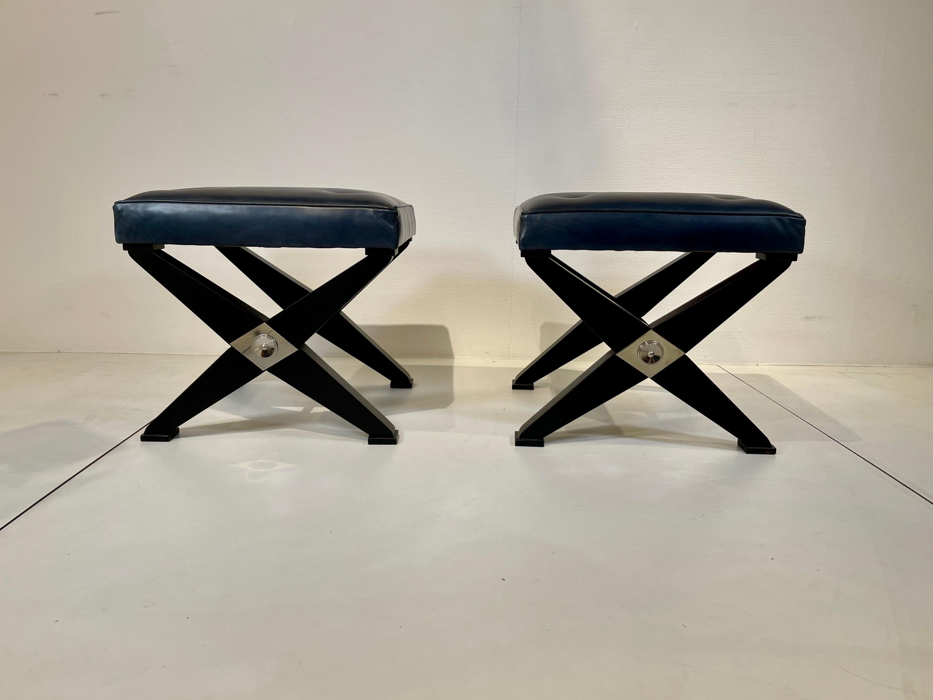 Paar Hocker aus schwarz lackiertem Holz und blauem Leder (Französisch) im Angebot