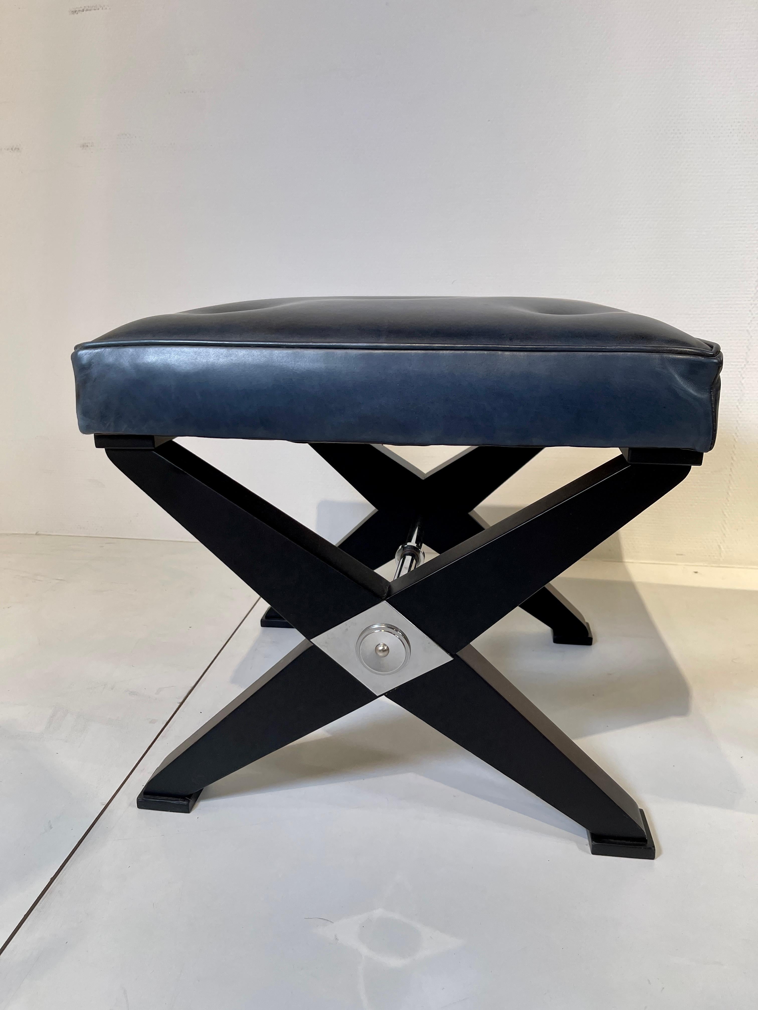 Pair of stools in black lacquered wood and blue leather In Excellent Condition For Sale In Brussels, BE