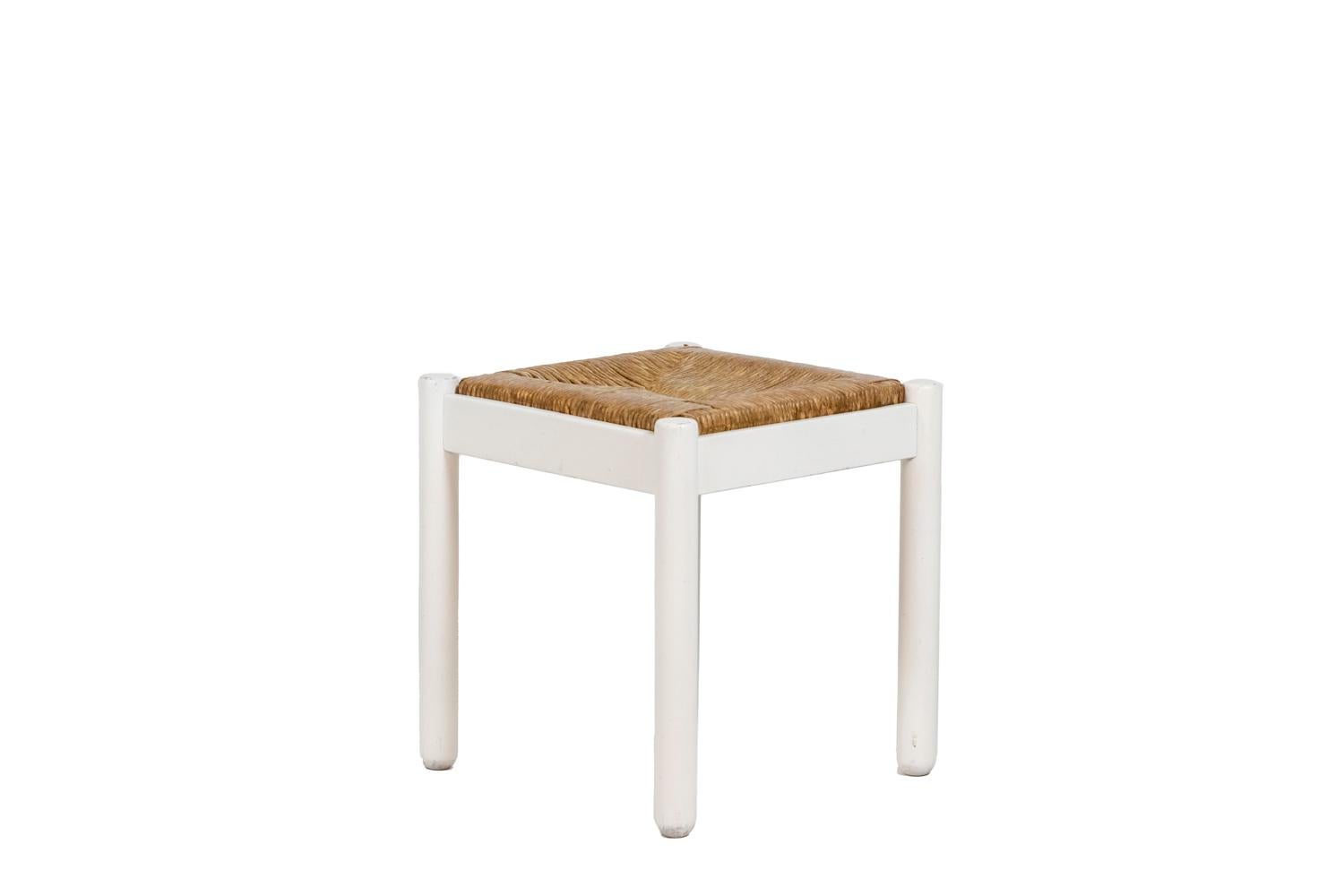 Pair of stools in lacquered wood stools in square shape and white color. Seat in straw.

Work realized in the 1970s.