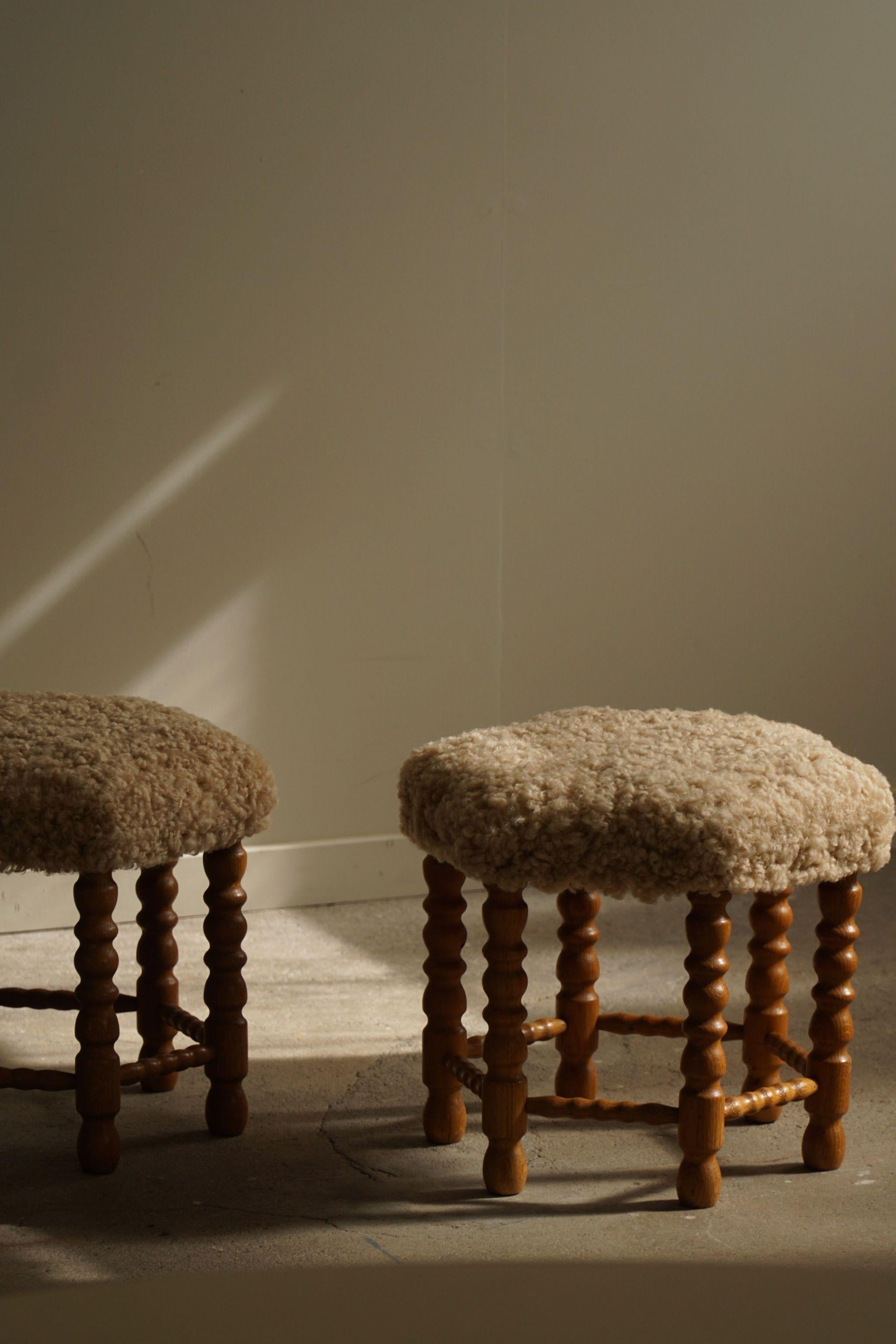 Pair of Stools in Oak, Reupholstered in Lambswool, Danish Cabinetmaker, 1950s In Good Condition For Sale In Odense, DK