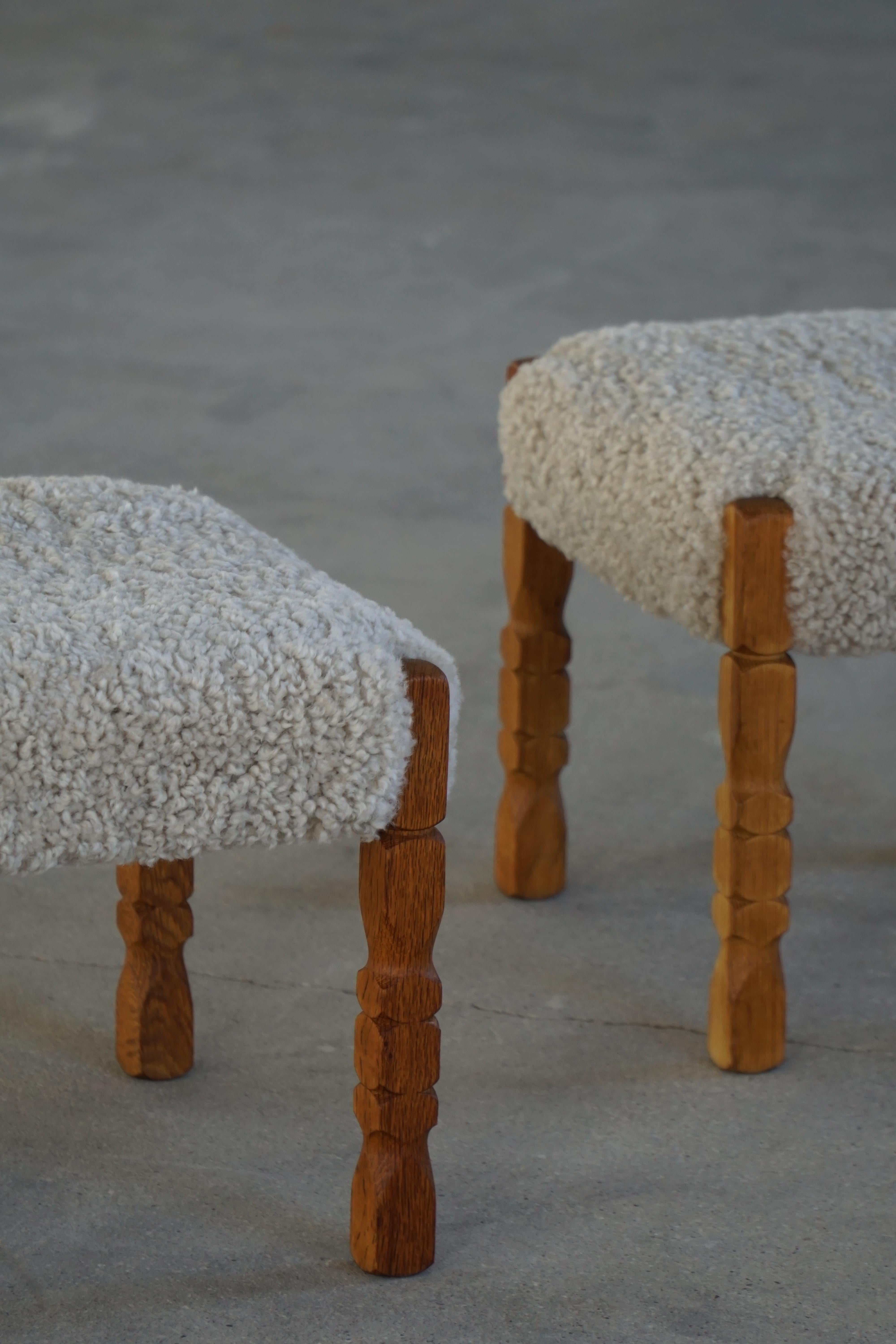 Paire de tabourets en Oak et sièges en laine d'agneau, modernité danoise du milieu du siècle, années 1950 en vente 5