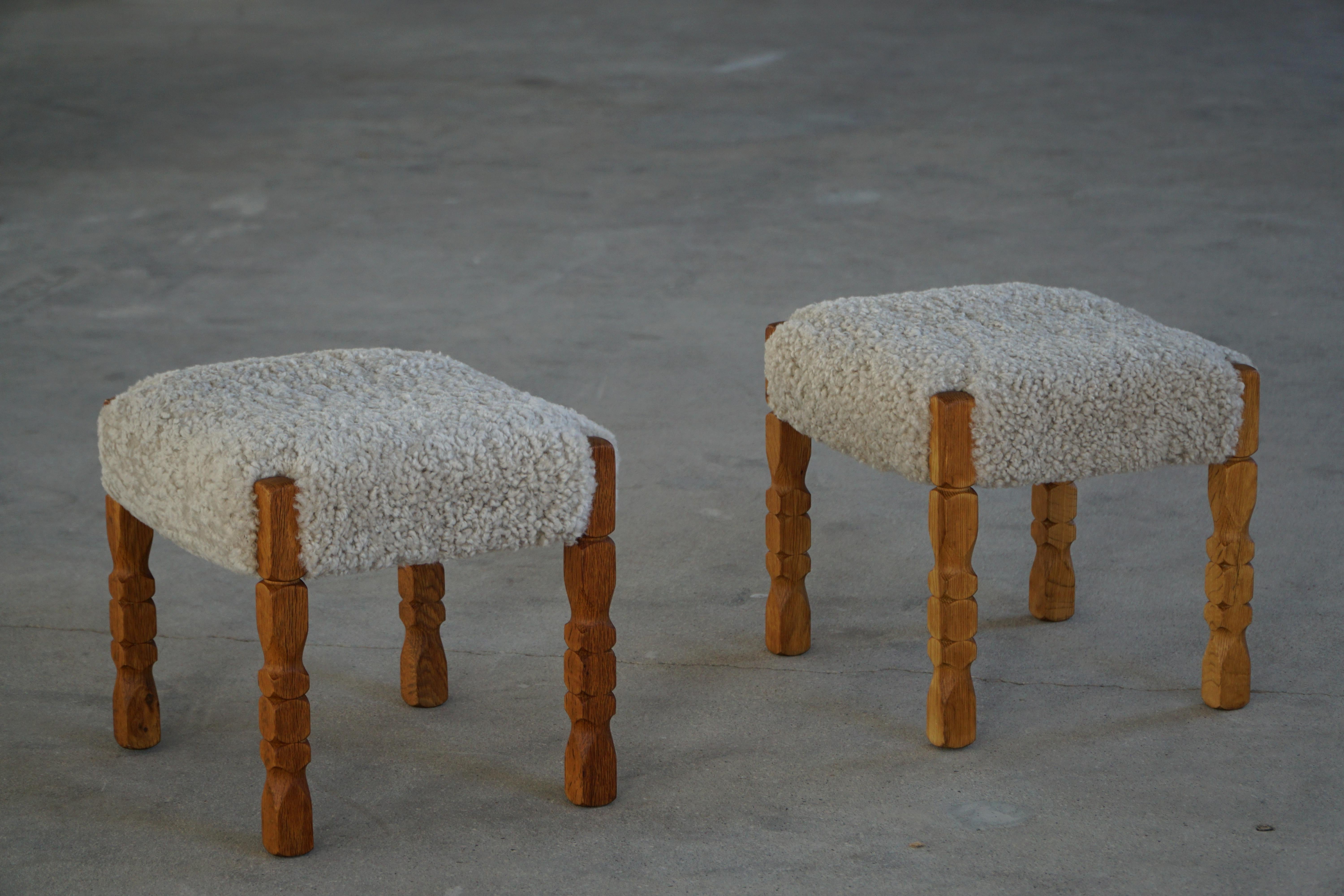Mid-Century Modern Paire de tabourets en Oak et sièges en laine d'agneau, modernité danoise du milieu du siècle, années 1950 en vente