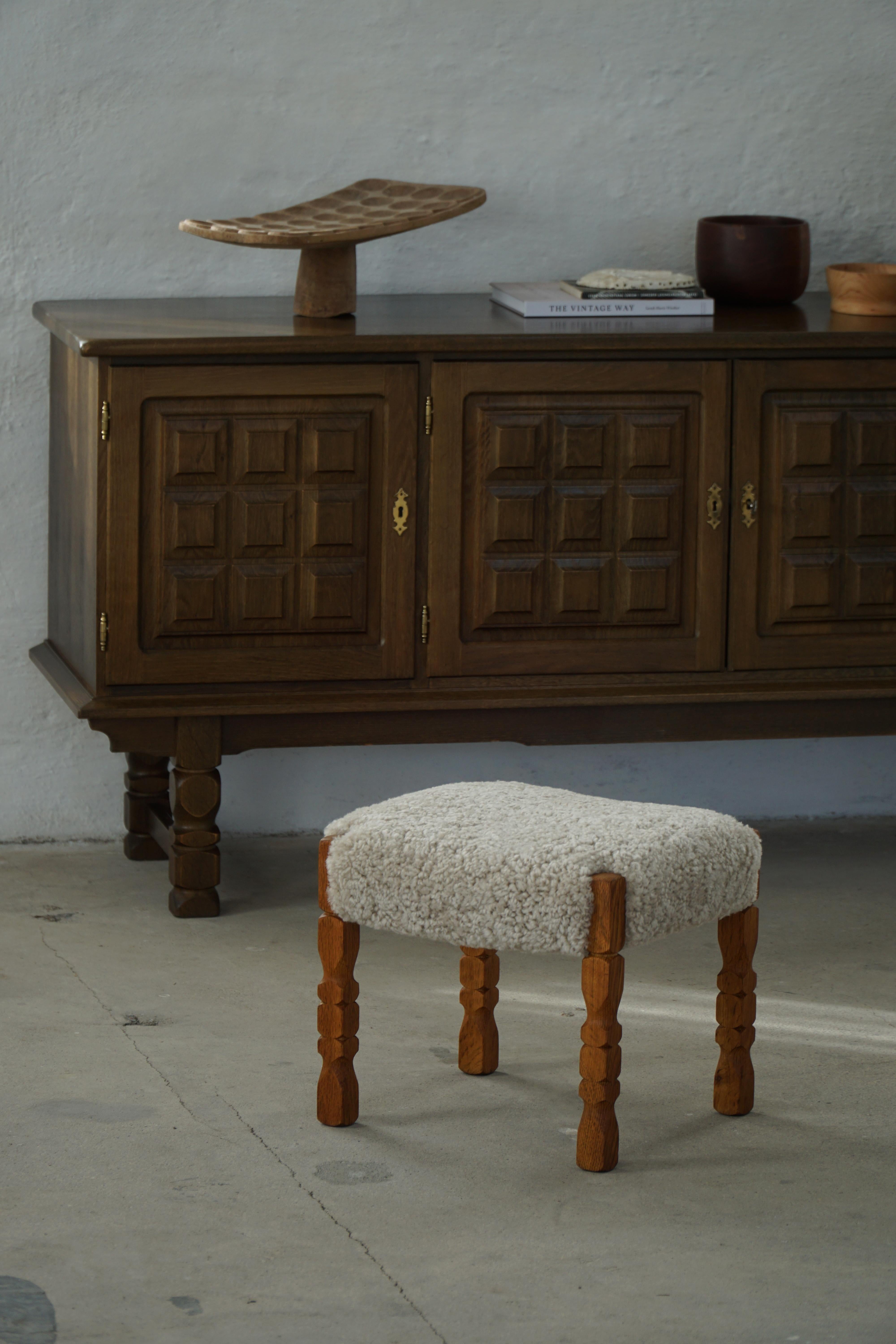 Danois Paire de tabourets en Oak et sièges en laine d'agneau, modernité danoise du milieu du siècle, années 1950 en vente