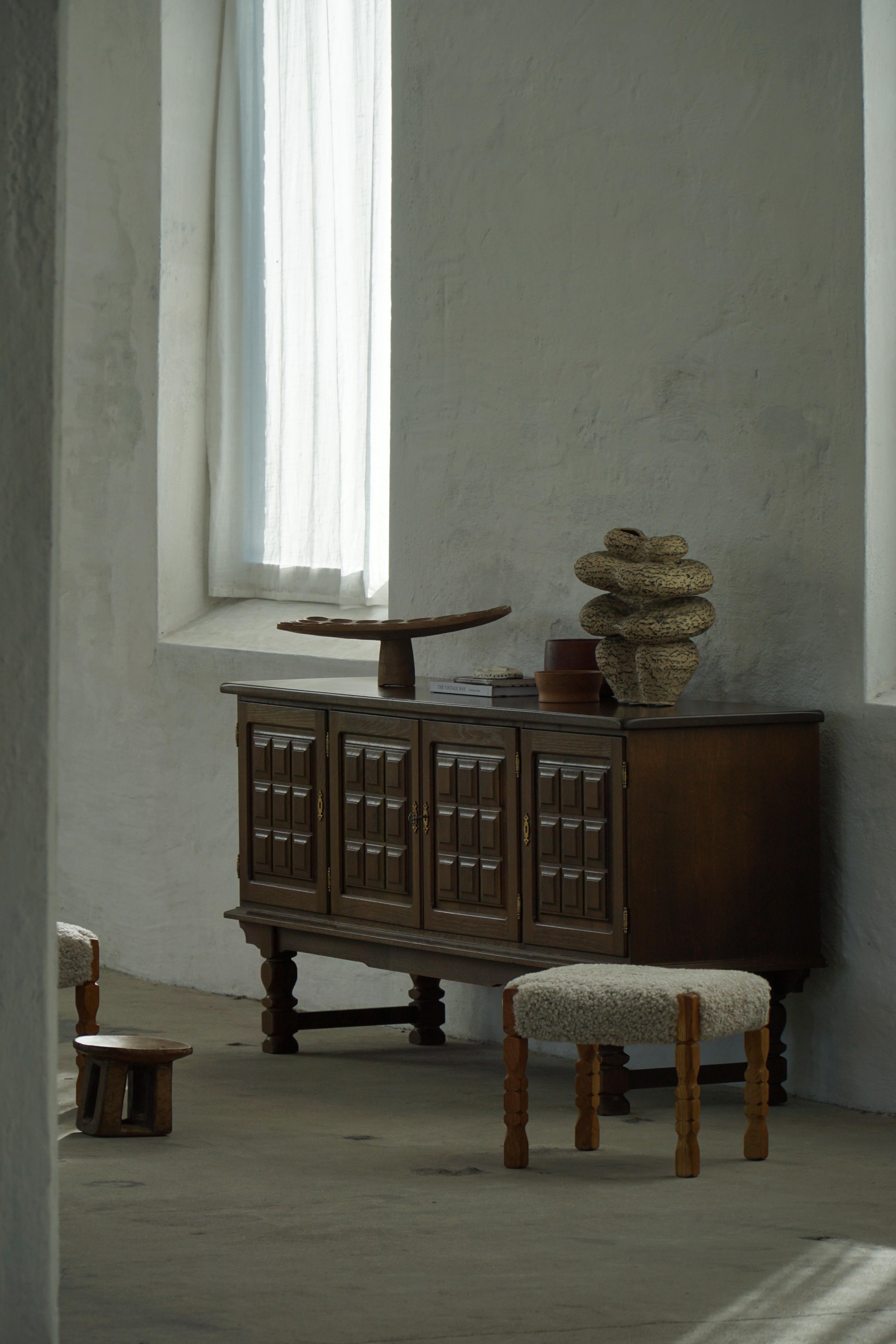 Paire de tabourets en Oak et sièges en laine d'agneau, modernité danoise du milieu du siècle, années 1950 Bon état - En vente à Odense, DK