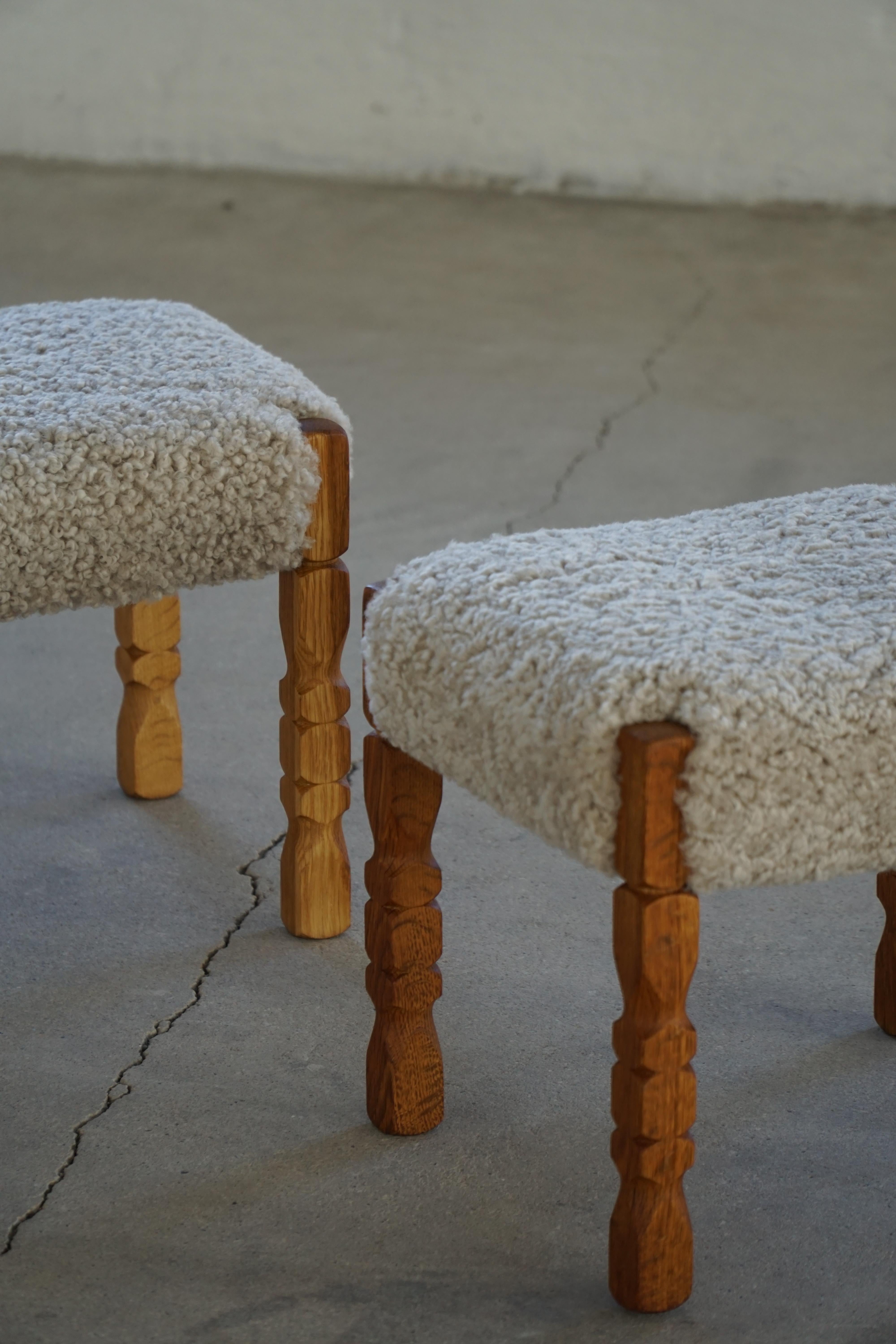 Paire de tabourets en Oak et sièges en laine d'agneau, modernité danoise du milieu du siècle, années 1950 en vente 1