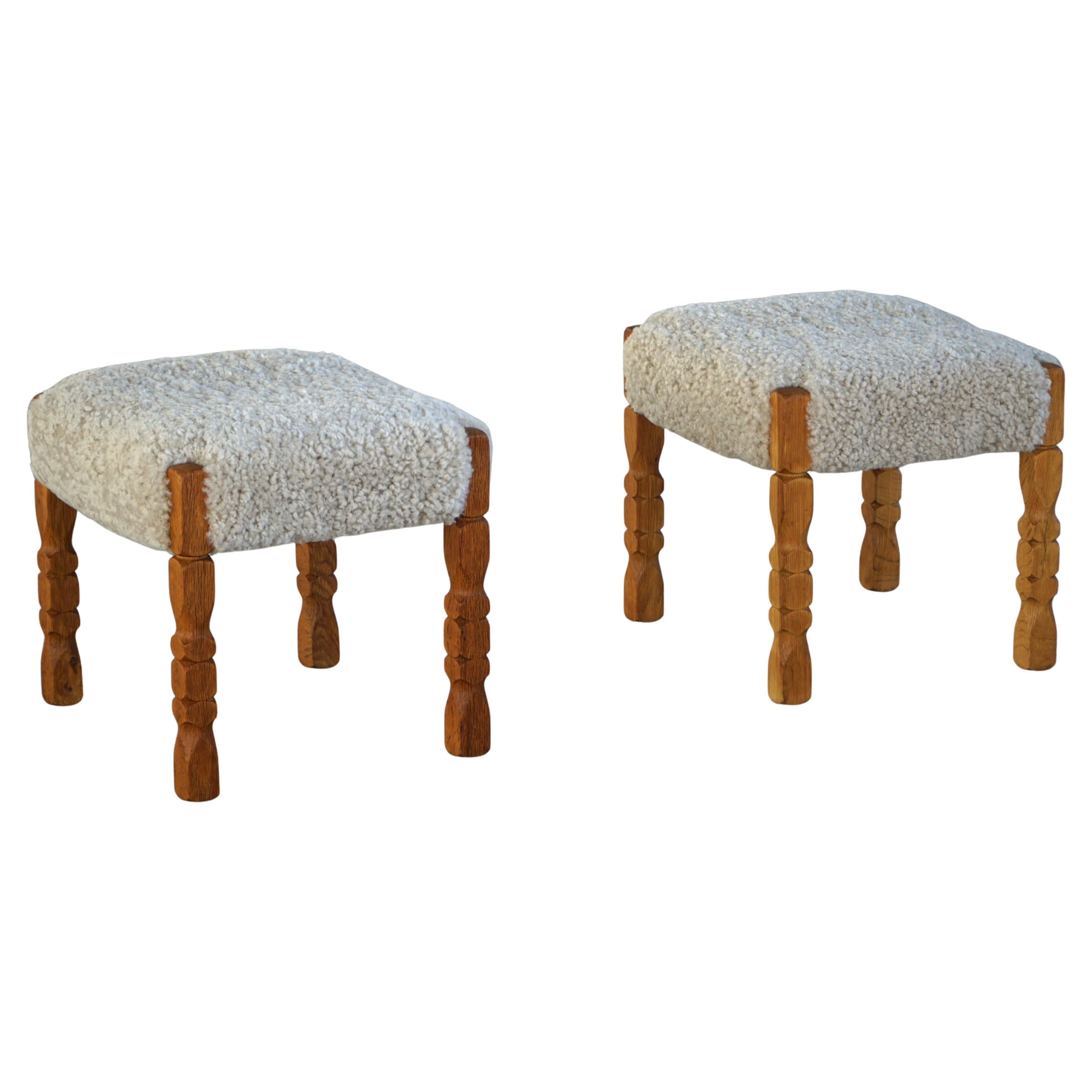 Paire de tabourets en Oak et sièges en laine d'agneau, modernité danoise du milieu du siècle, années 1950 en vente