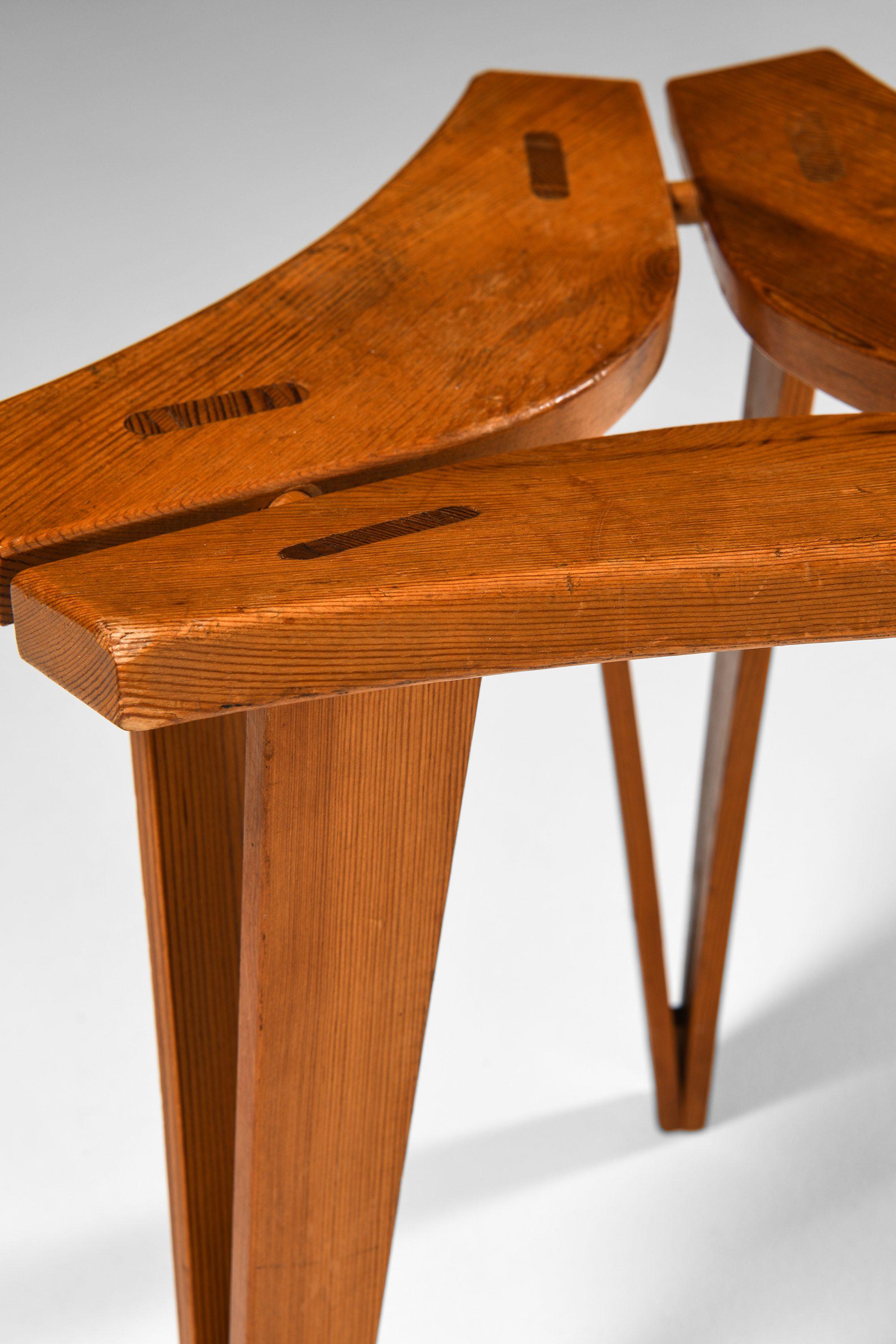 Paire de tabourets en pin de l'Oregon par Edvard Wilberg, 1955 en vente 3