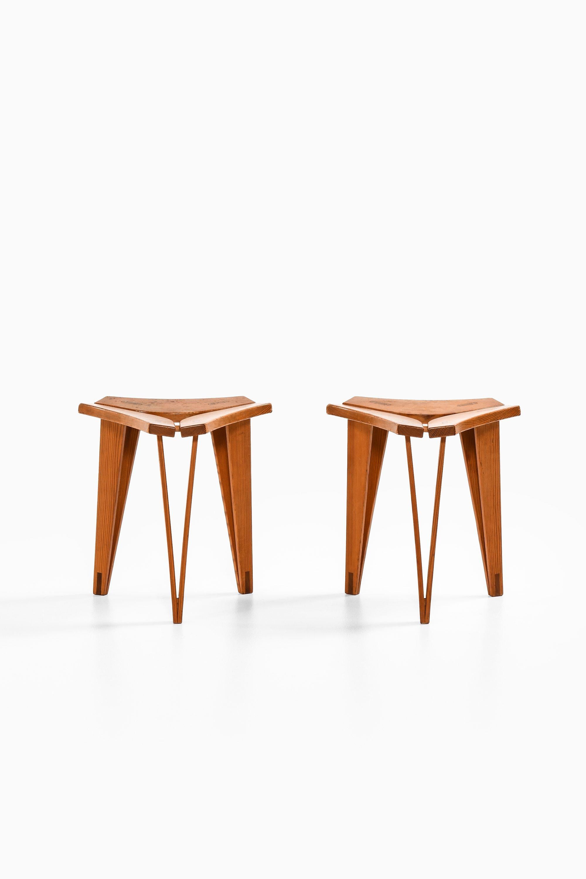 Scandinave moderne Paire de tabourets en pin de l'Oregon par Edvard Wilberg, 1955 en vente