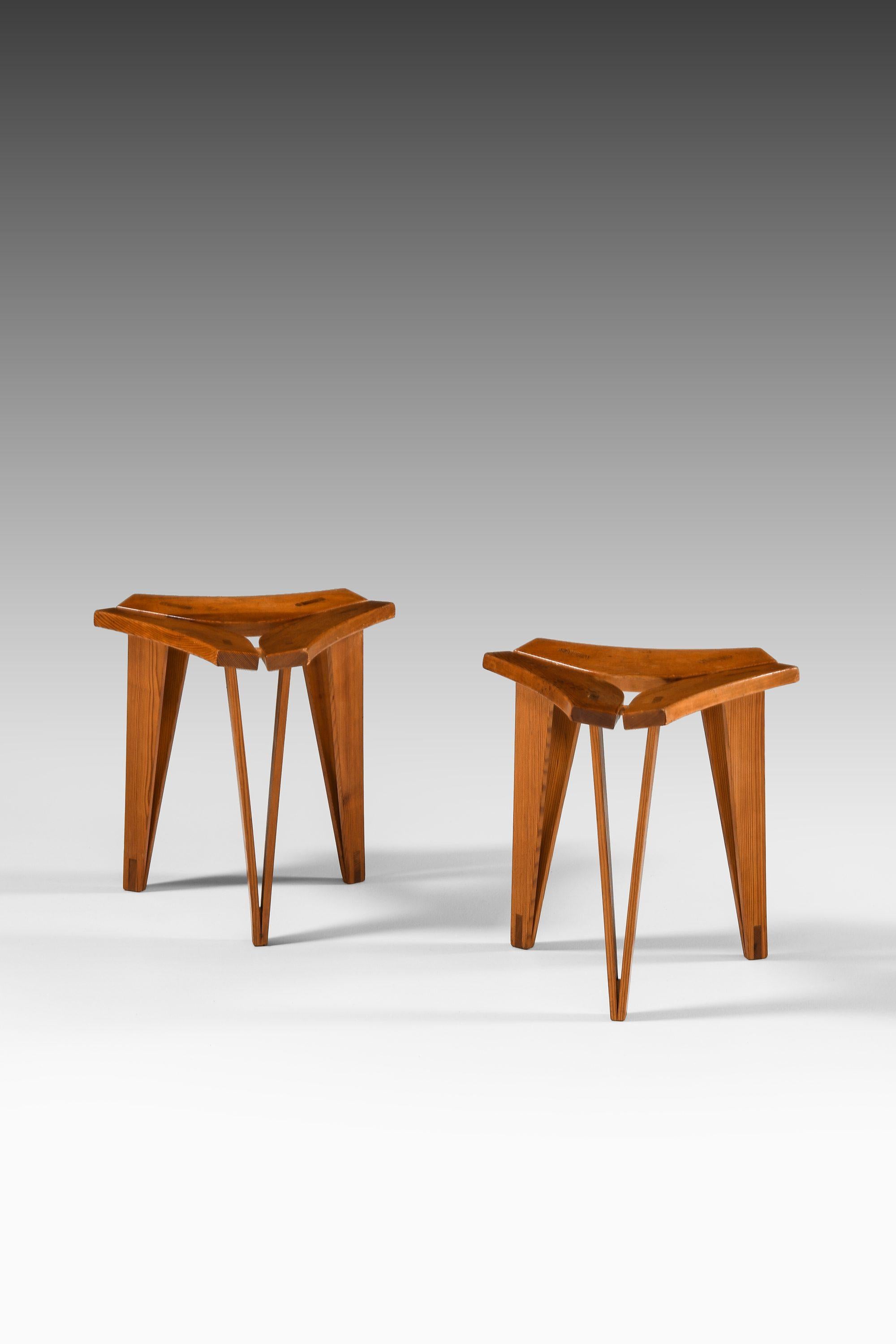 Norvégien Paire de tabourets en pin de l'Oregon par Edvard Wilberg, 1955 en vente
