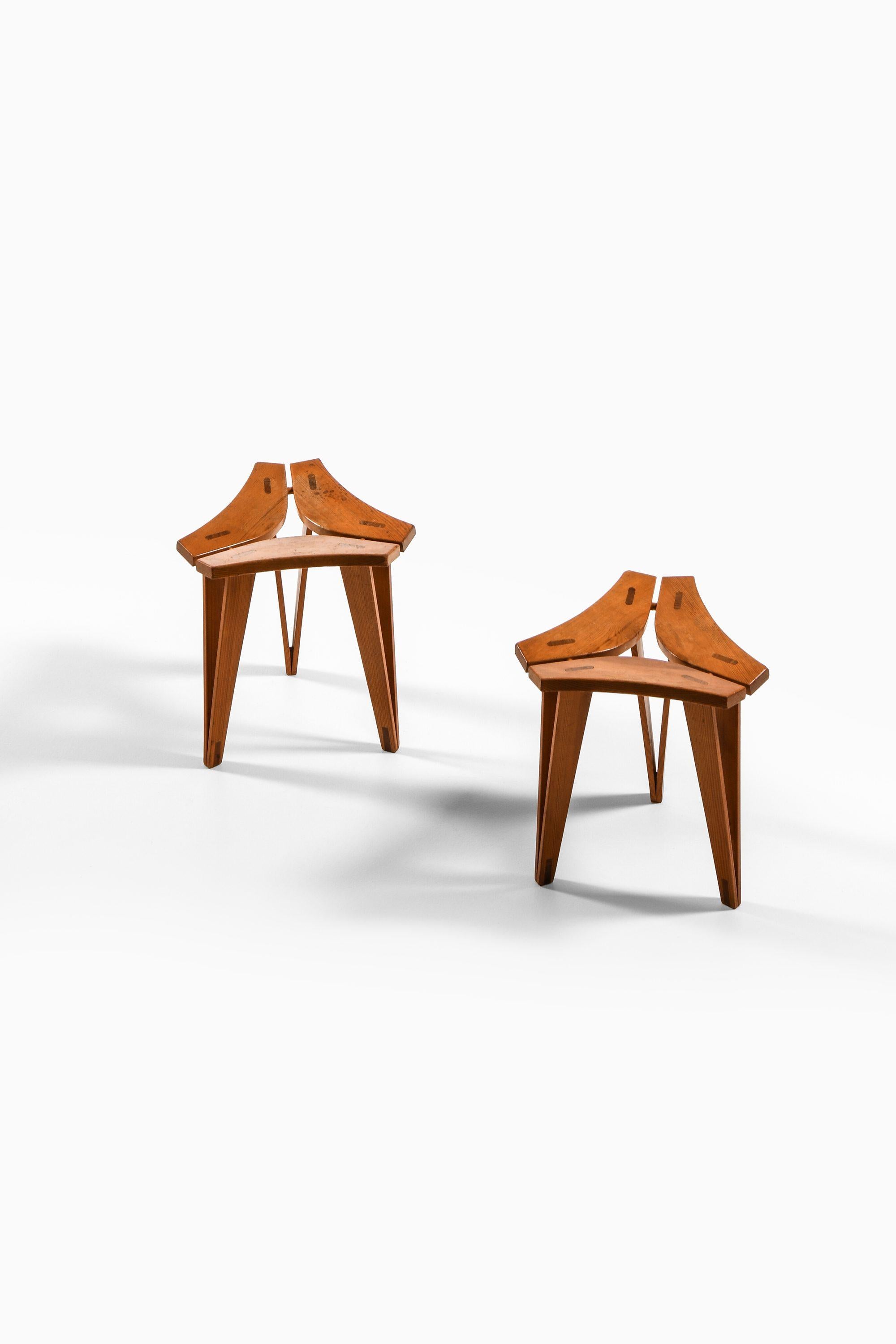 Paire de tabourets en pin de l'Oregon par Edvard Wilberg, 1955 Bon état - En vente à Limhamn, Skåne län