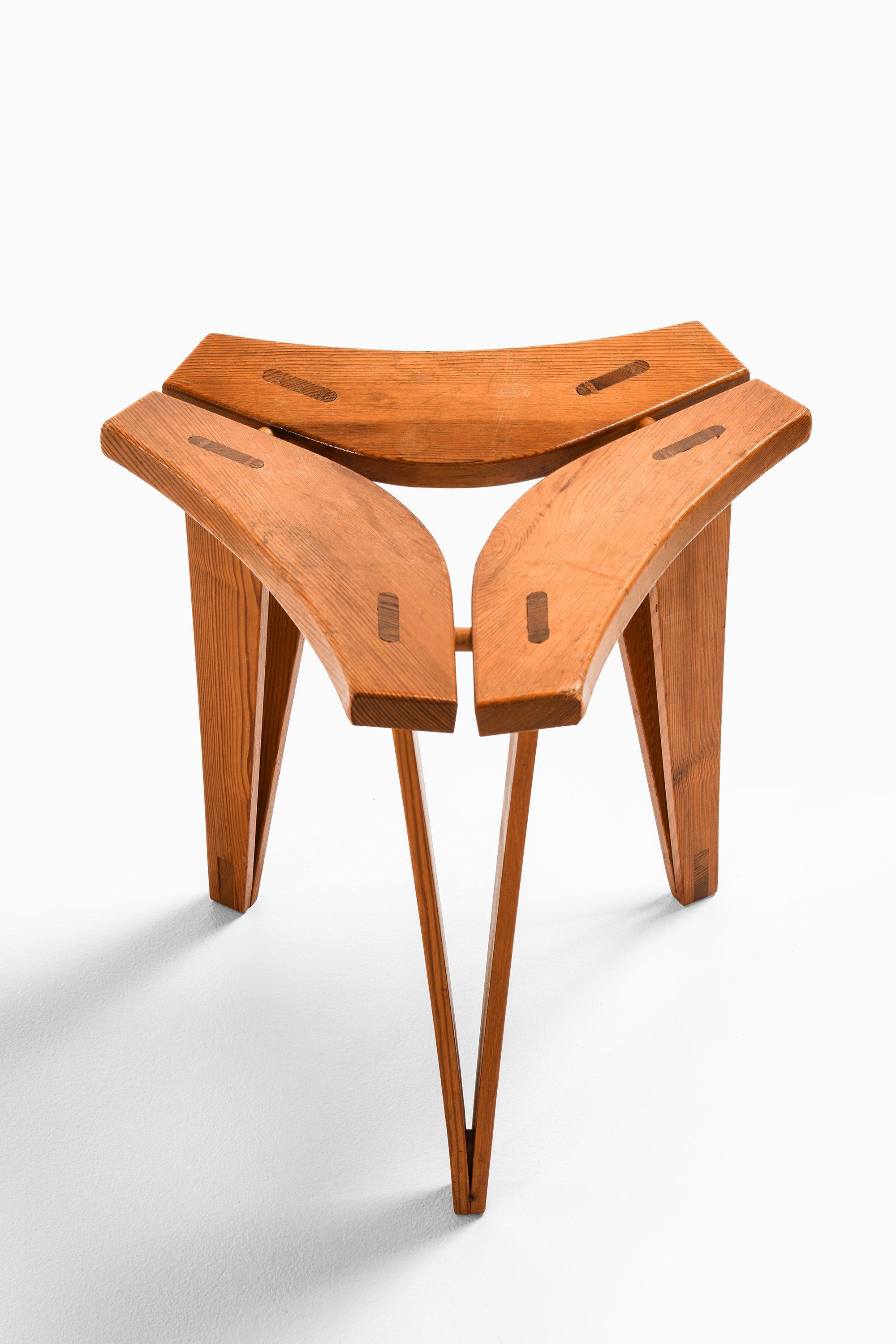 20ième siècle Paire de tabourets en pin de l'Oregon par Edvard Wilberg, 1955 en vente