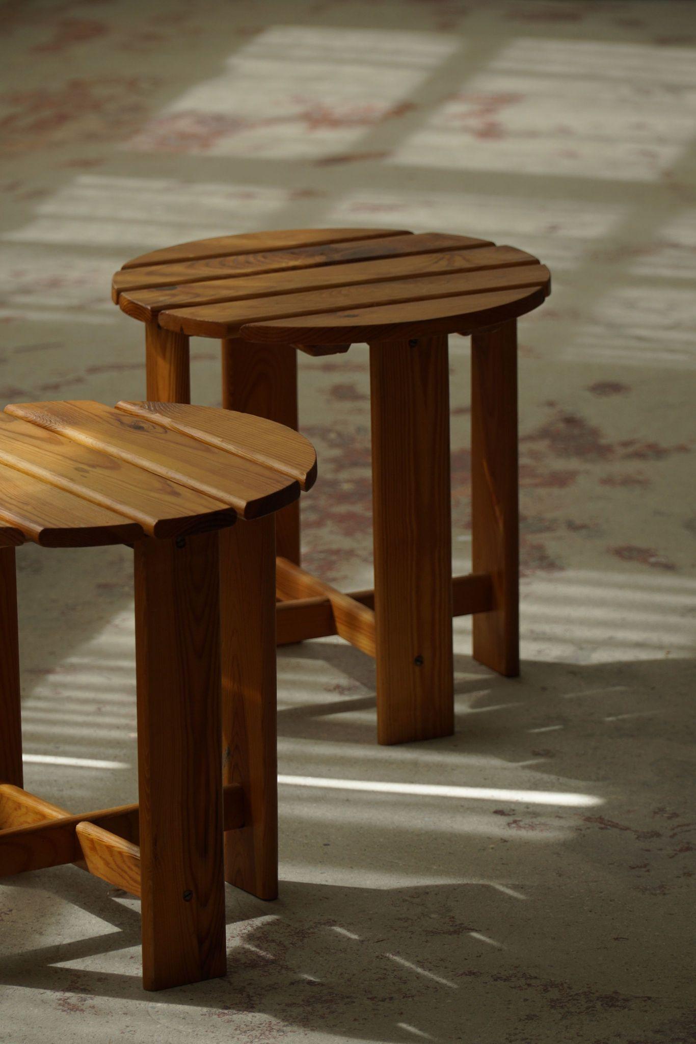 Paire de tabourets en pin, par un ébéniste suédois, mi-siècle moderne, années 1960 en vente 4