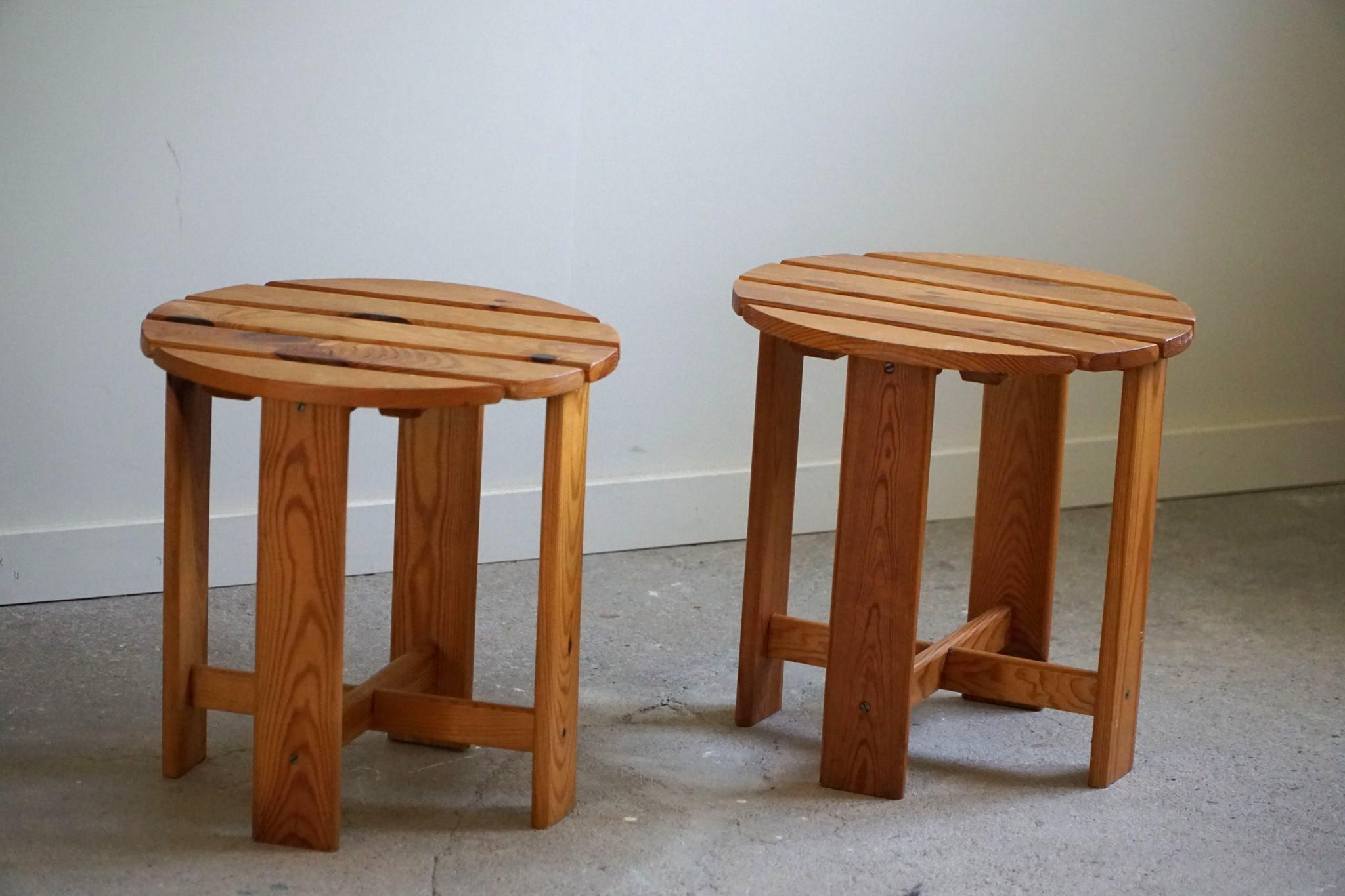 Paire de tabourets en pin, par un ébéniste suédois, mi-siècle moderne, années 1960 en vente 6