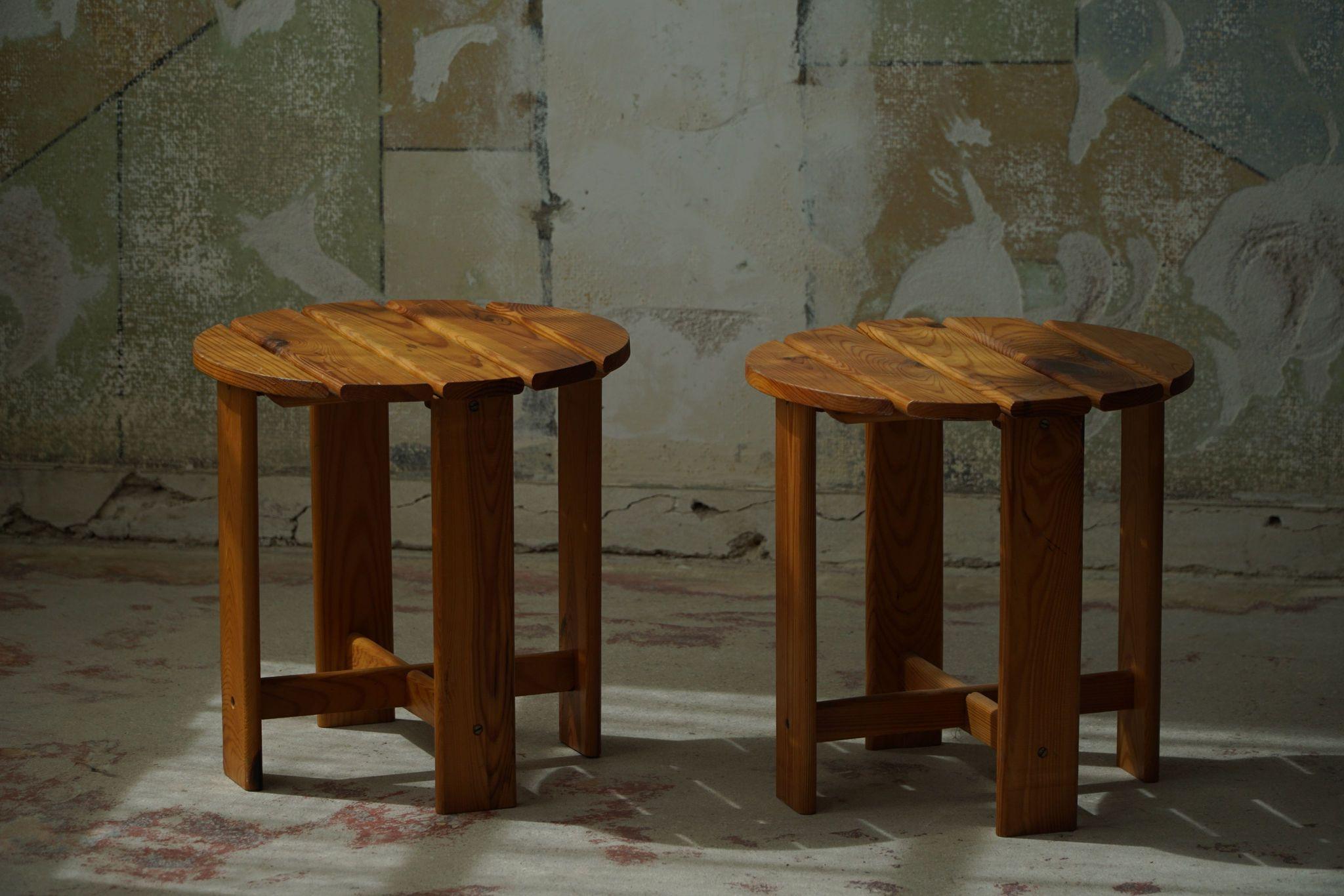 Paire de tabourets en pin, par un ébéniste suédois, mi-siècle moderne, années 1960 en vente 7