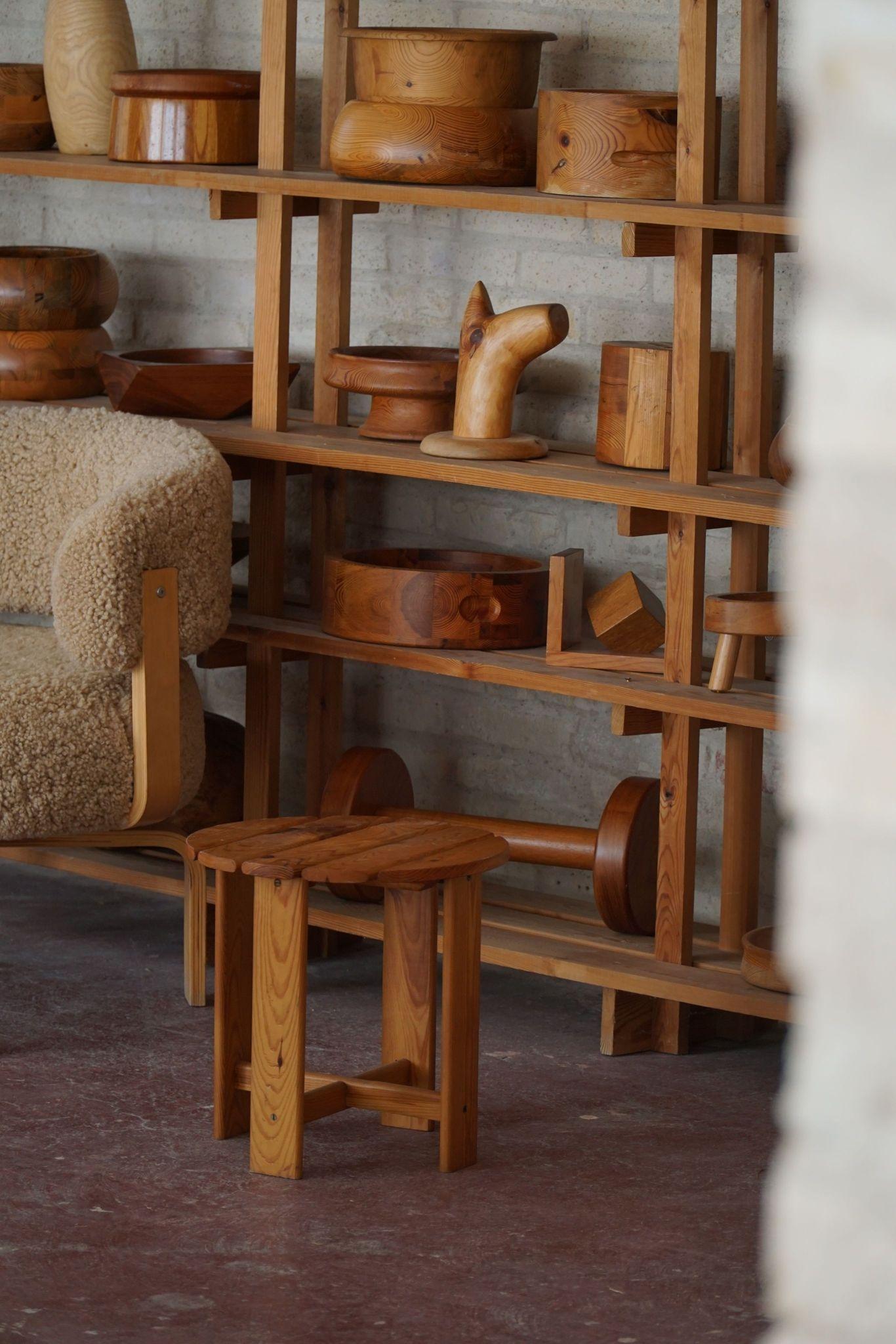 Paire de tabourets en pin, par un ébéniste suédois, mi-siècle moderne, années 1960 en vente 8