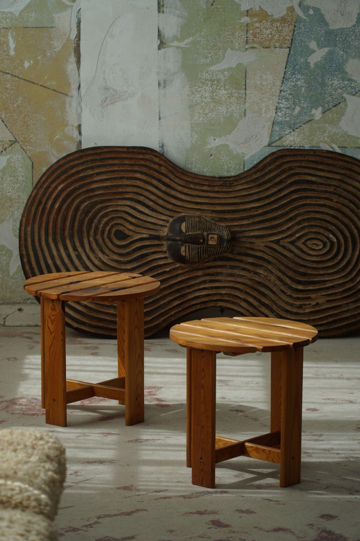 Suédois Paire de tabourets en pin, par un ébéniste suédois, mi-siècle moderne, années 1960 en vente