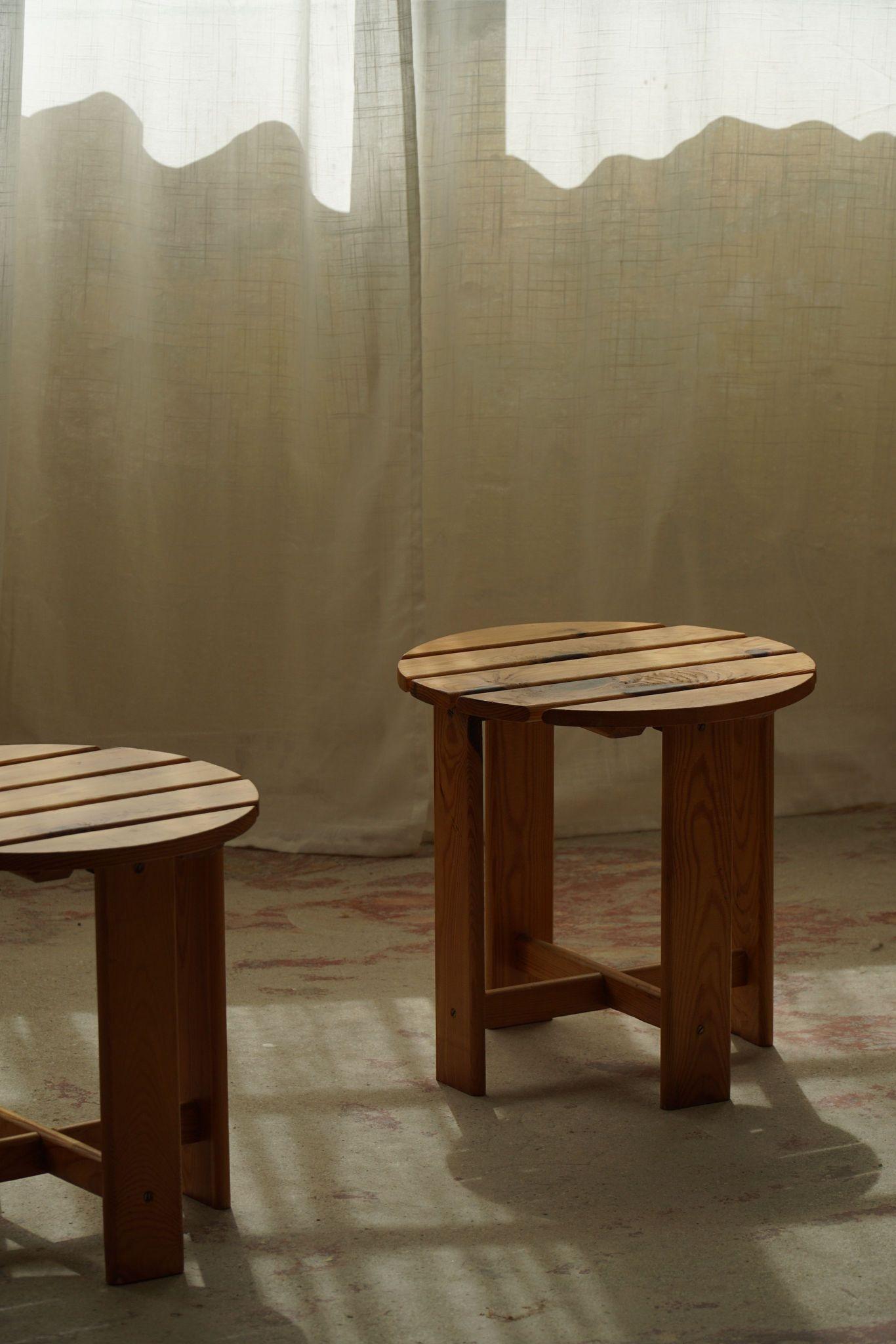 Paire de tabourets en pin, par un ébéniste suédois, mi-siècle moderne, années 1960 Bon état - En vente à Odense, DK