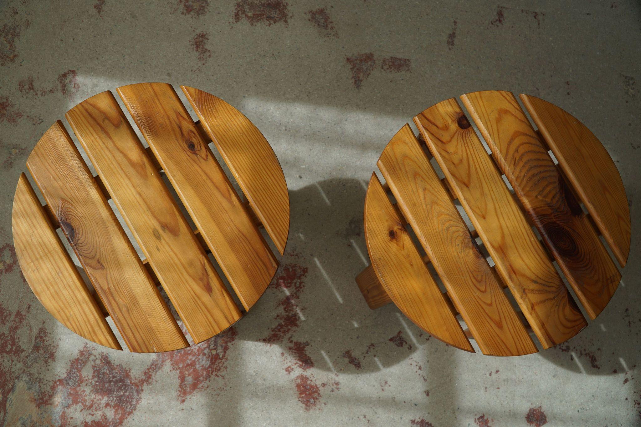20ième siècle Paire de tabourets en pin, par un ébéniste suédois, mi-siècle moderne, années 1960 en vente
