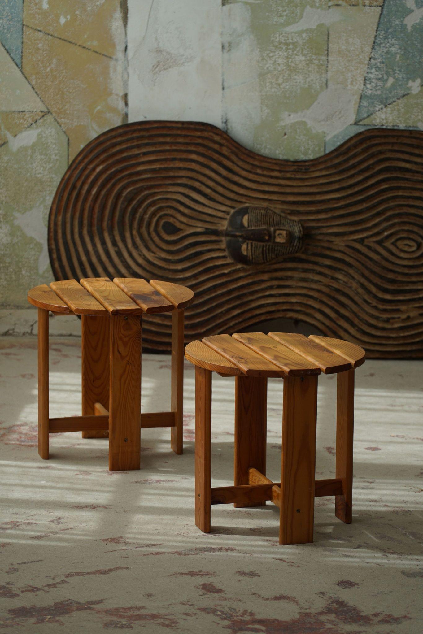 Paire de tabourets en pin, par un ébéniste suédois, mi-siècle moderne, années 1960 en vente 1