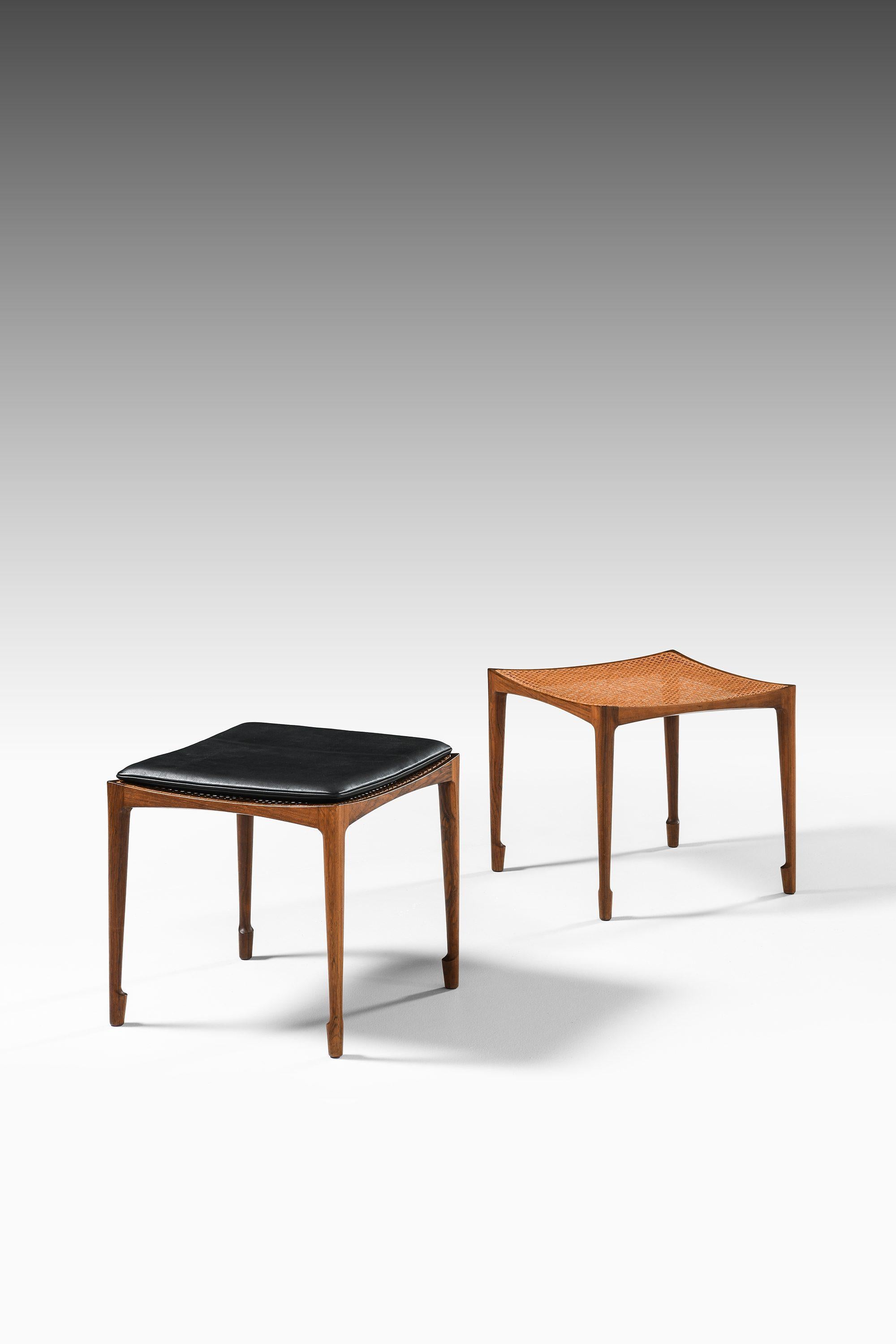Mid-Century Modern Paire de tabourets en bois de rose et canne tressée par Bernt Petersen, années 1950 en vente