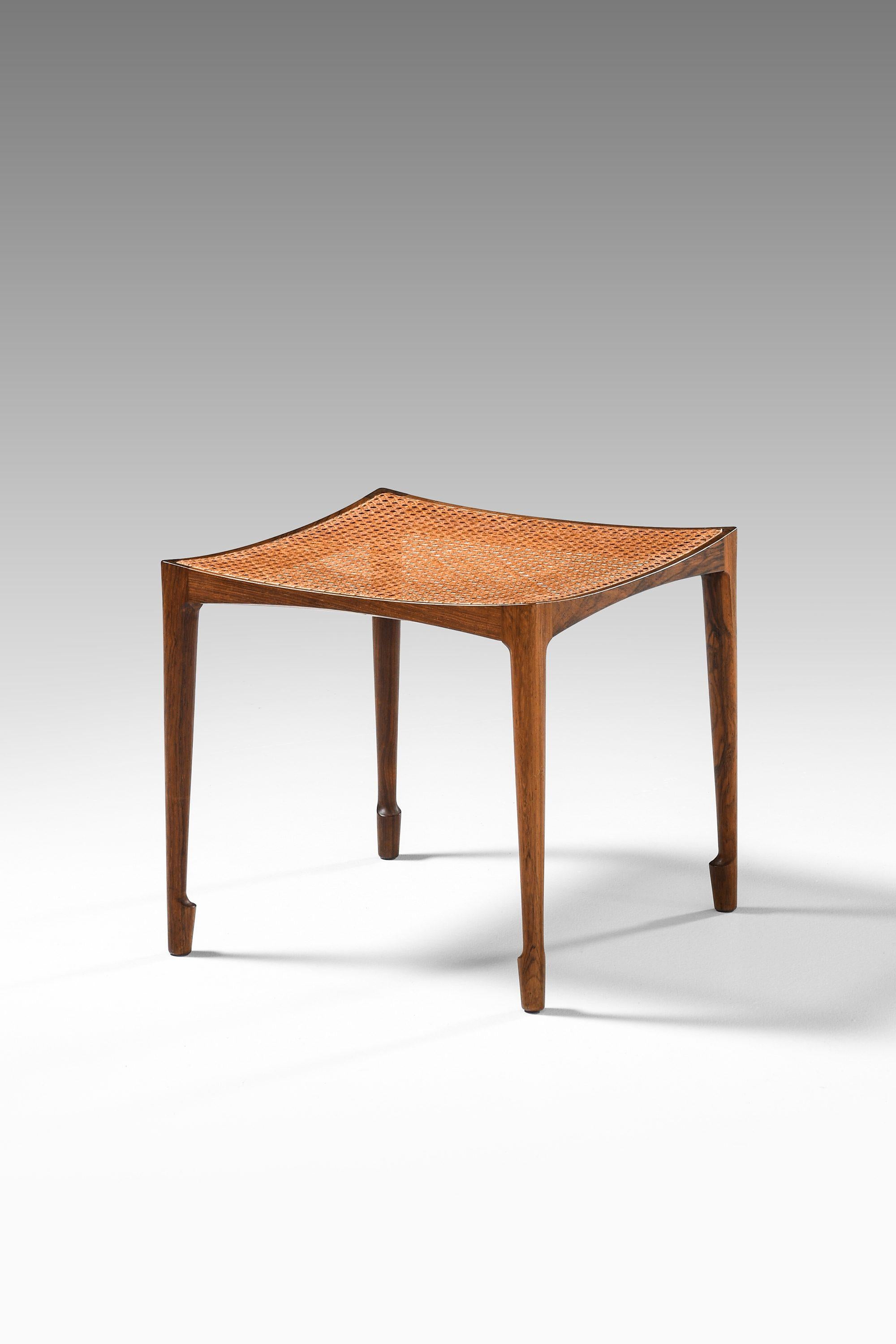 Danois Paire de tabourets en bois de rose et canne tressée par Bernt Petersen, années 1950 en vente