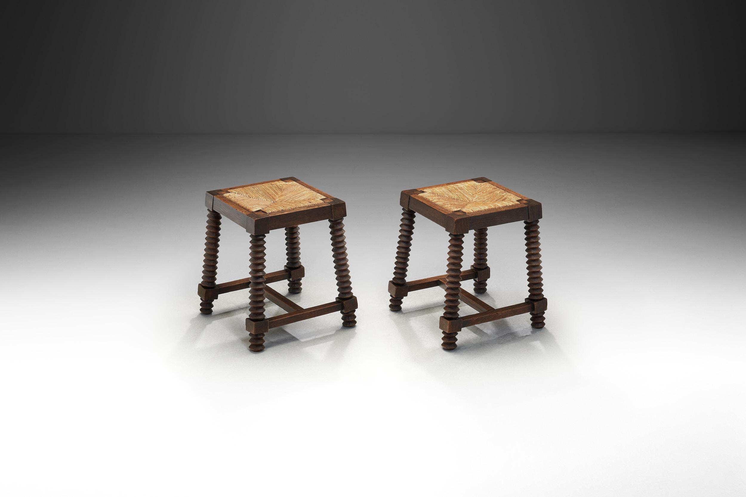 Diese Hocker mit dem unverkennbaren Stil des französischen Designers Charles Dudouyt fügen sich dank ihres eleganten Sinns für Großzügigkeit nahtlos in jeden Stil ein. Als einer der wichtigsten Vertreter des französischen Designs zu Beginn des 20.
