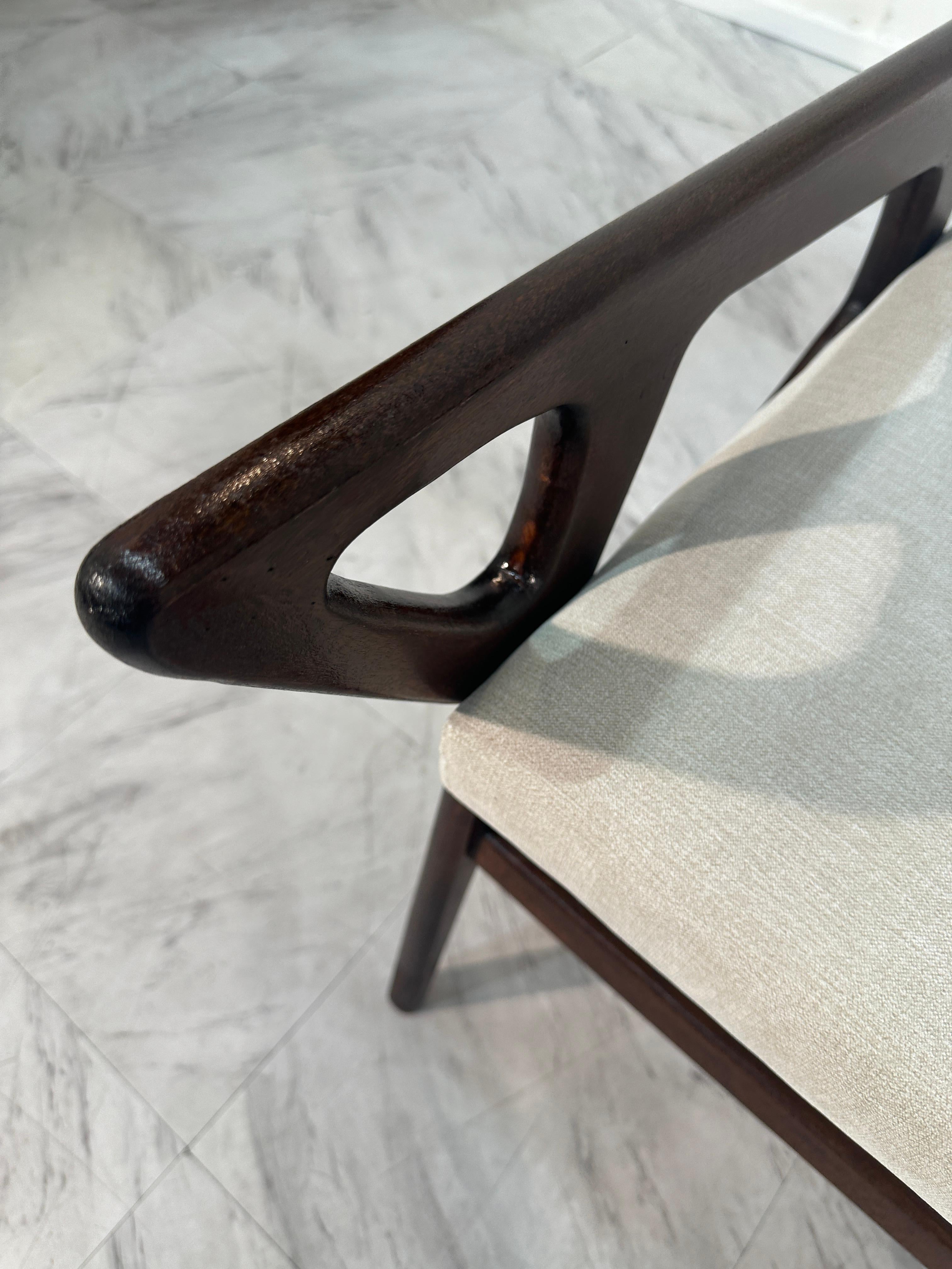 Pair of Stools Mod. “687”, Design Gio Ponti, Cassina Production, Italy, 1950s

These are elegant Gio Ponti stools characterized by a mid-century modern design. The stools have a dark wooden frame with distinctive geometric cutouts on the backrests,