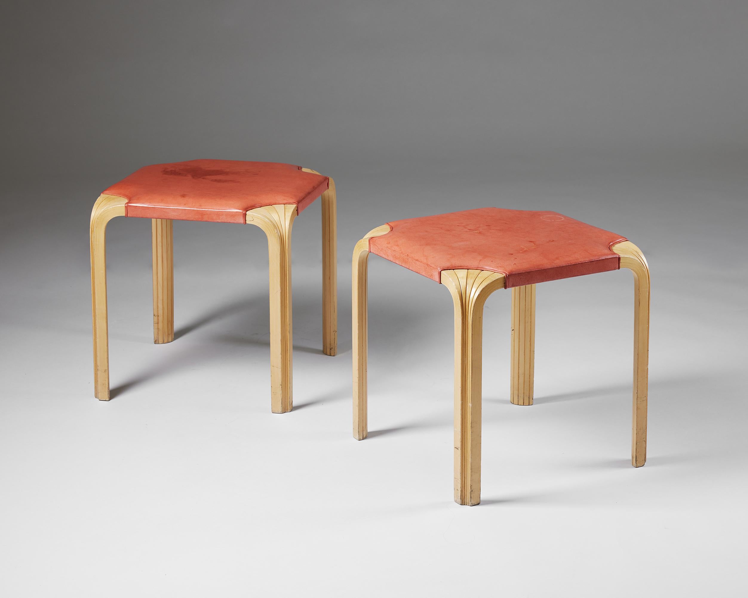 Paire de tabourets modèle X601 conçus par Alvar Aalto pour Artek, Finlande, années 1950.

Bouleau et cuir d'origine.

Le modèle X601 est une variante du tabouret de la célèbre série des pieds en éventail d'Alvar Aalto, qui doit son nom aux angles en