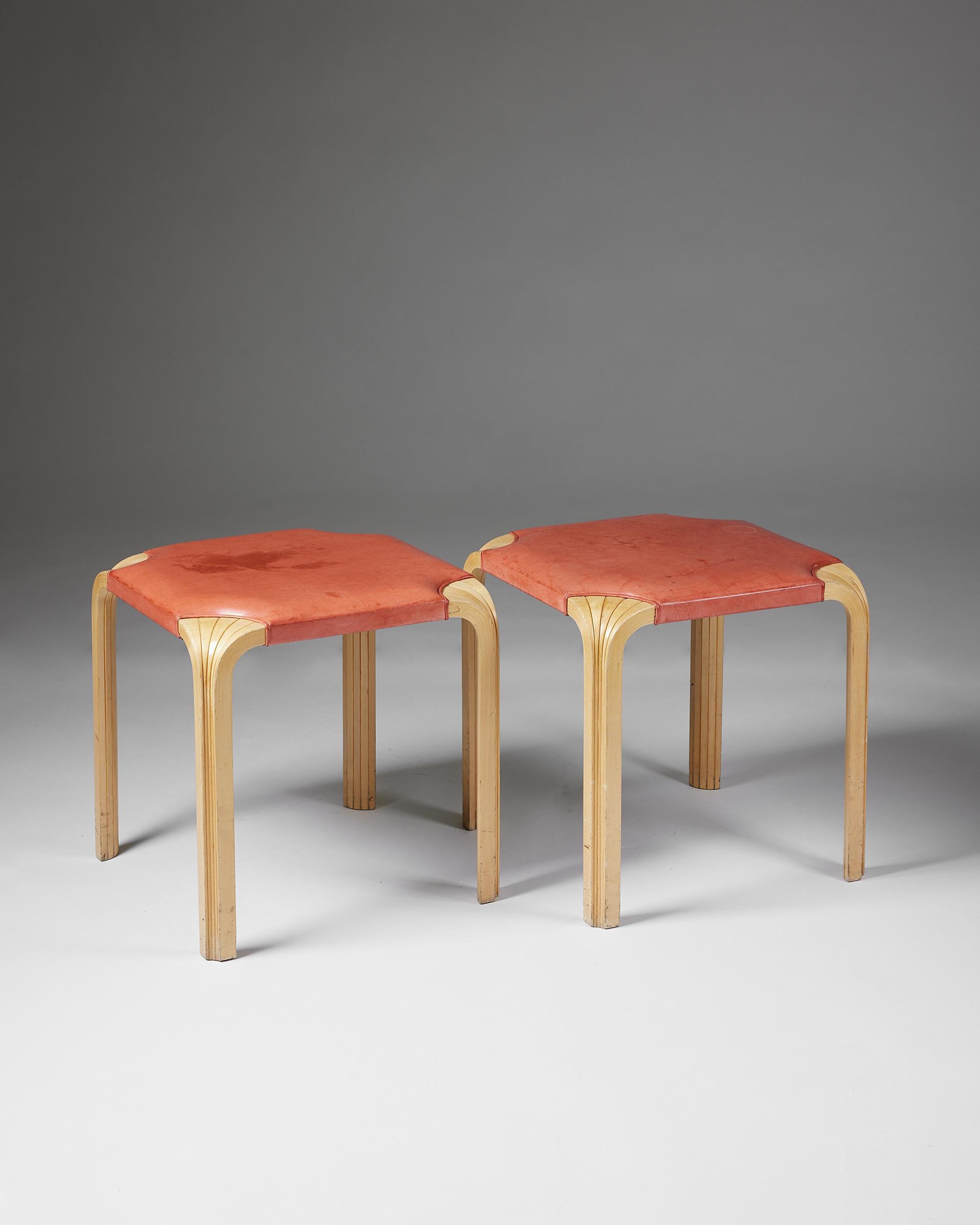 Finlandais Paire de tabourets Modèle X601 conçu par Alvar Aalto pour Artek, Finlande, années 1950