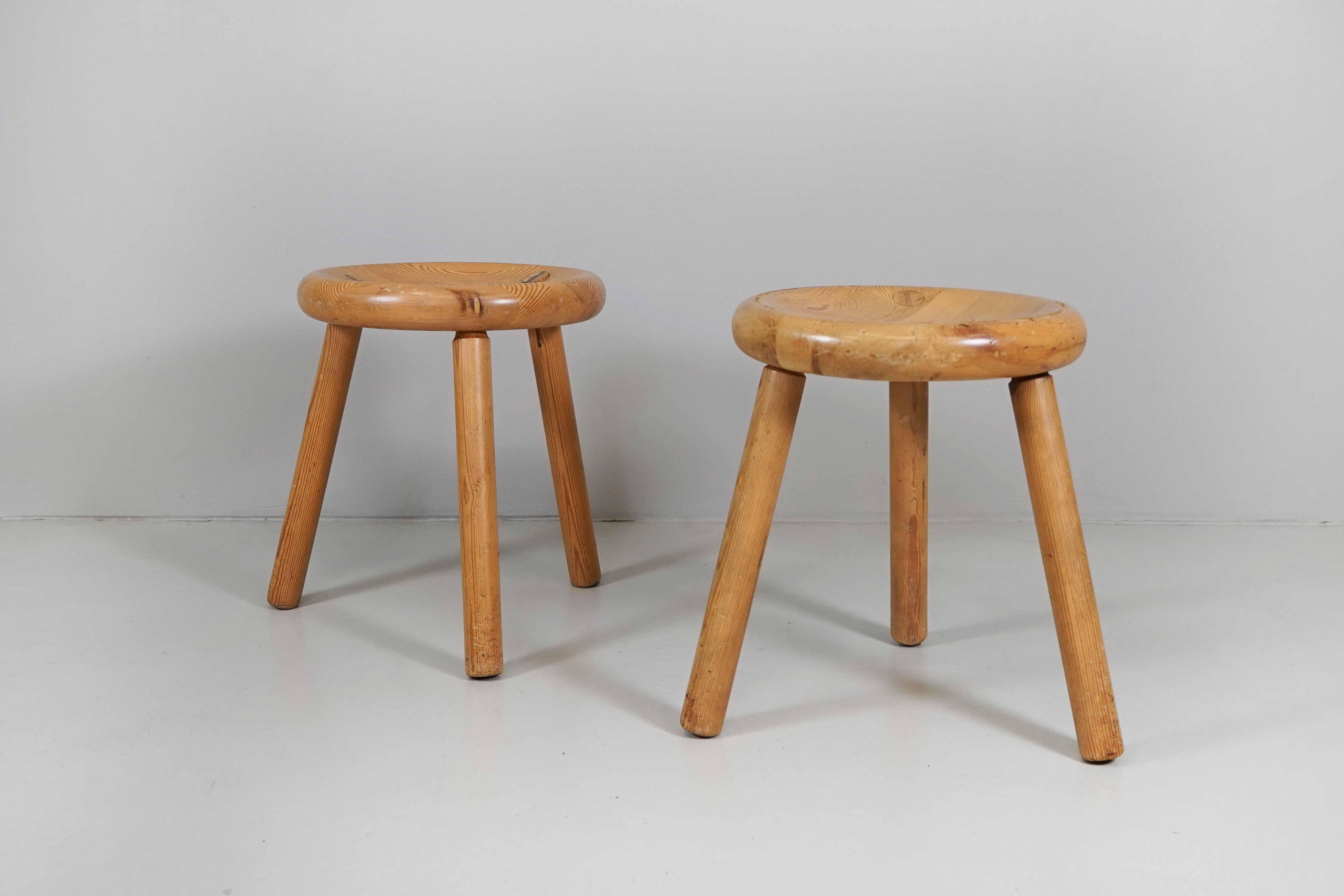 Two beautiful and Classic modern stools, made of solid pine wood. Designed by Bertel Gardberg
Manufacturer / Noomarkkun Käsityöt, Finnland

