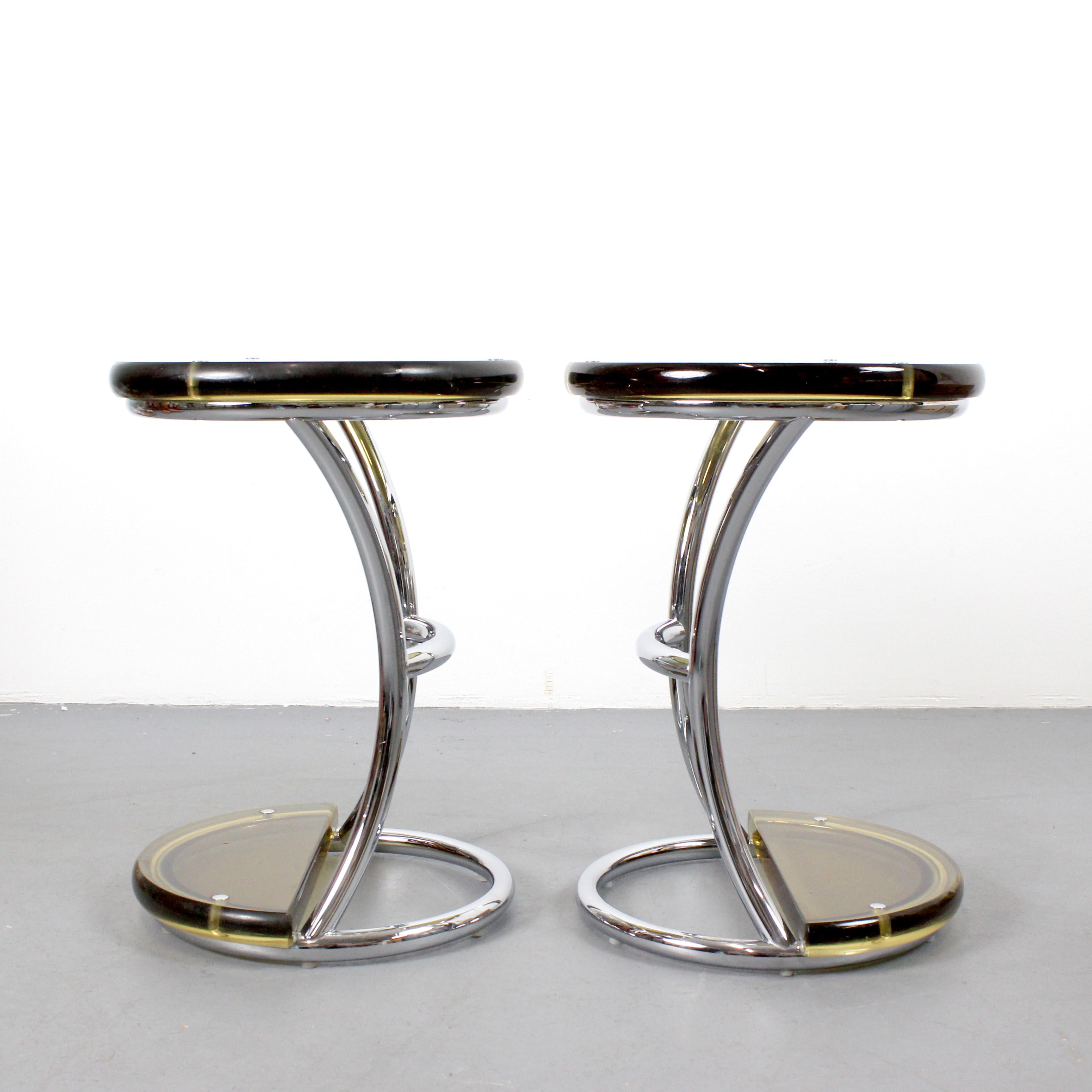 Espagnol Pair of stools with a chrome-plated tubular frame and honey-colored methacrylate en vente