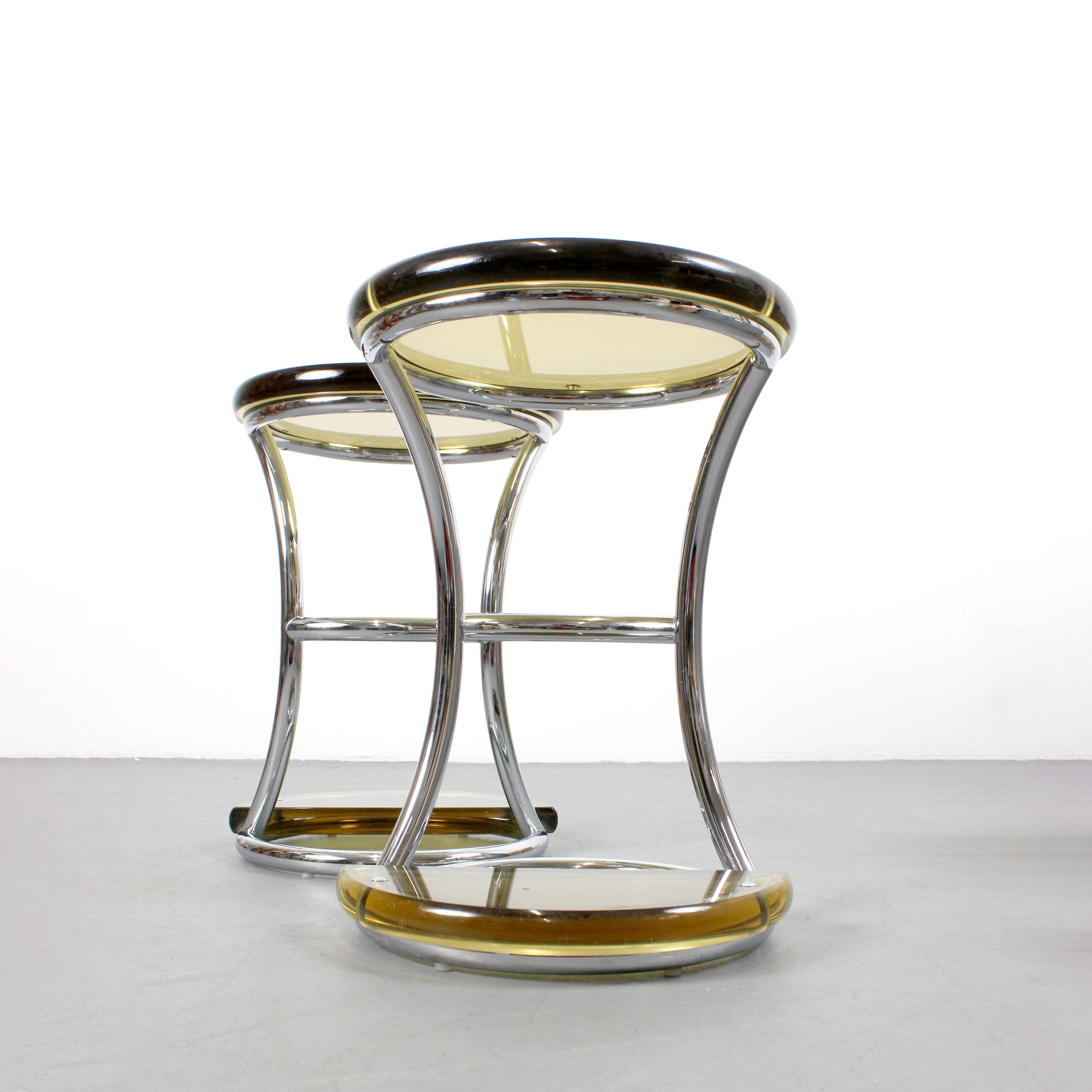 Pair of stools with a chrome-plated tubular frame and honey-colored methacrylate Excellent état - En vente à Madrid, España